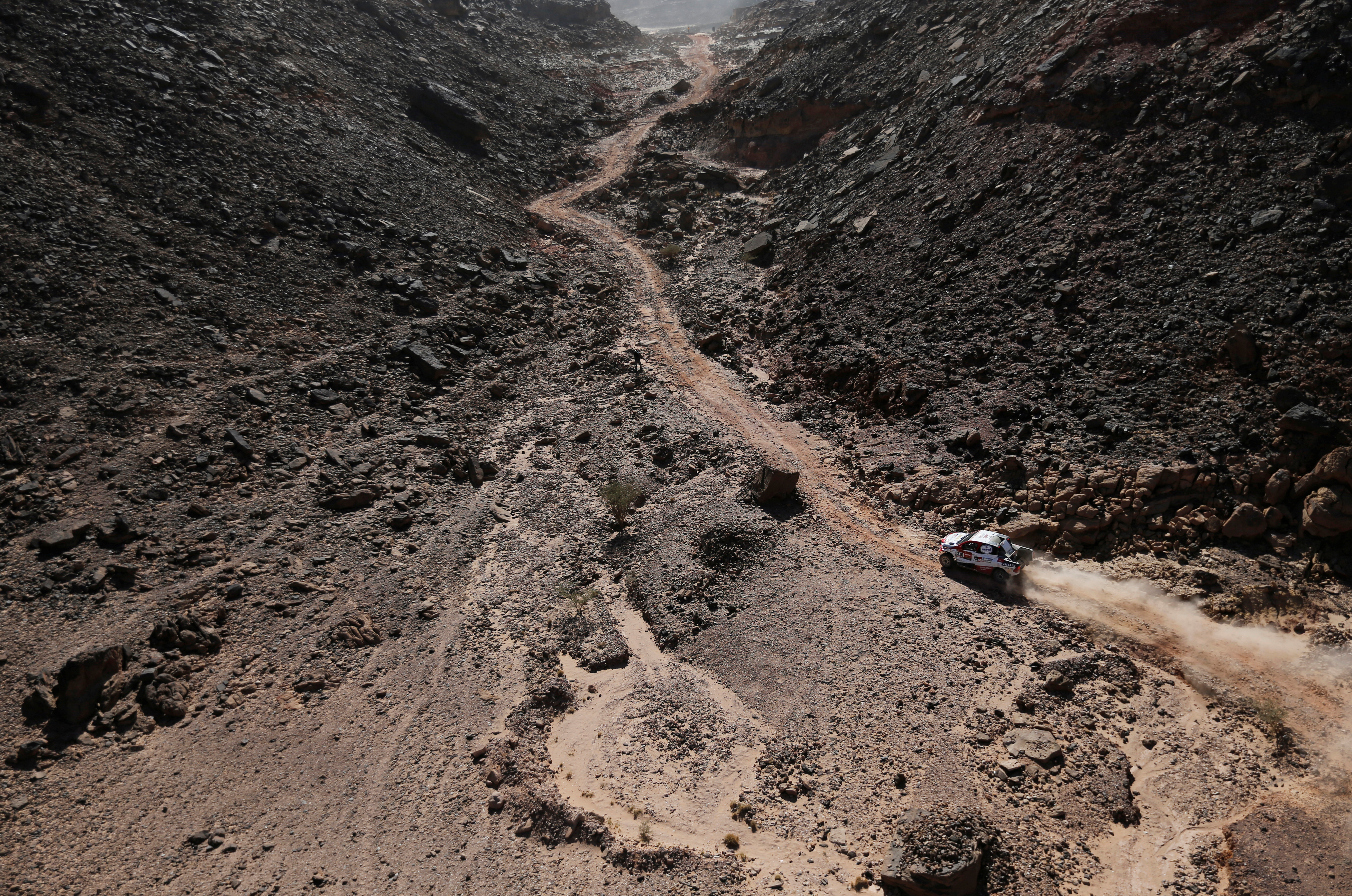 El español Fernando Alonso (Toyota) brilló en la octava etapa del Dakar y finalizó segundo, en una jornada en la que ganó el francés Mathieu Serradori (SRT) y en la que su compatriota Carlos Sainz (Mini) sigue líder en autos a pesar de perder tiempo