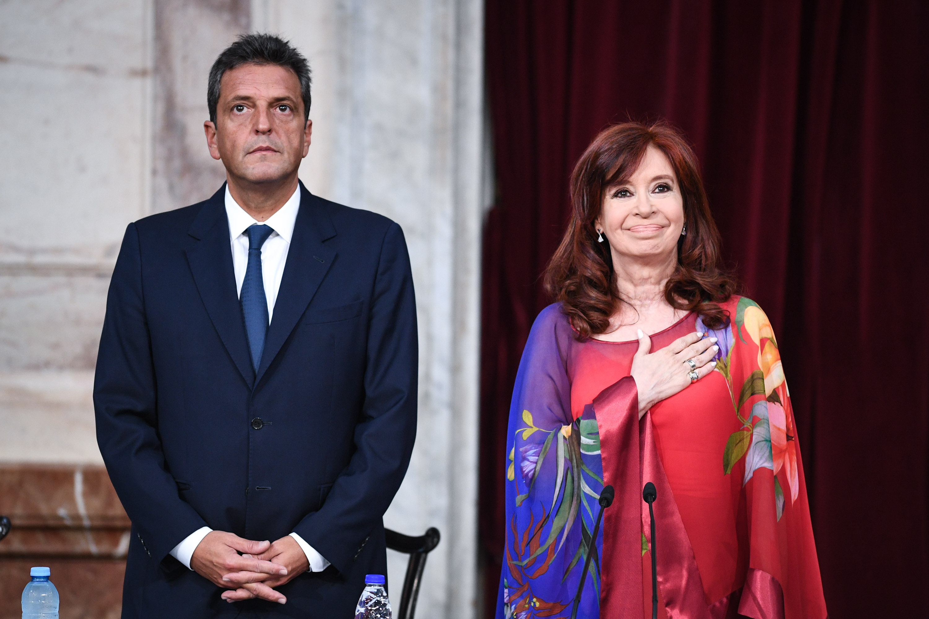 El atuendo de la vicepresidenta Cristina Kirchner sin dudas fue el que se llevó todas las miradas. Según las expertas en colorimetría, el rojo es el color que se utiliza para destacarse entre la multitud. En general es una manera de comunicar a los demás
