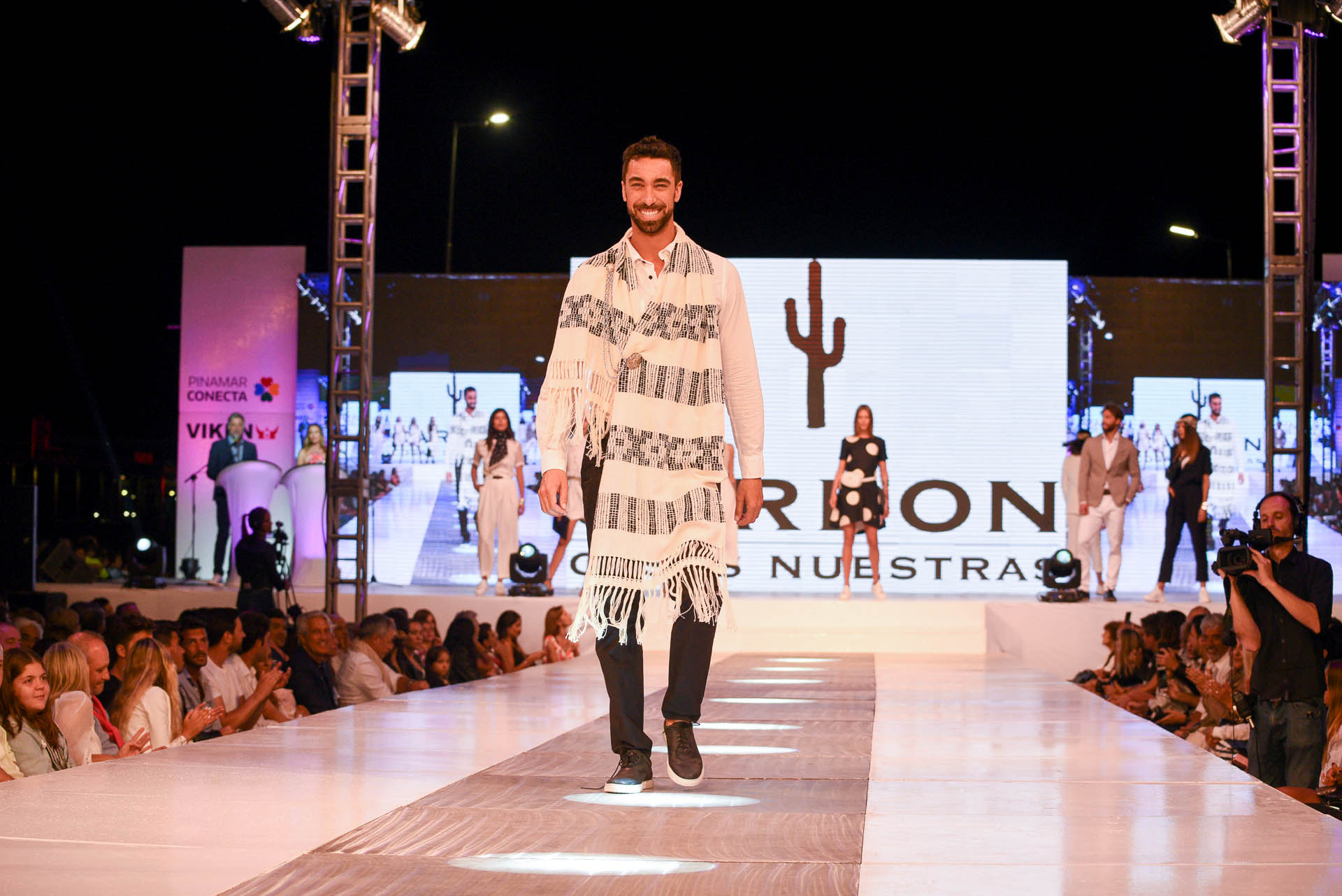 La encargada de abrir el show fue la pasada de la reconocida firma argentina Cardon, la marca de indumentaria que rescata la identidad cultural argentina. Los modelos lucieron looks en blanco y negro