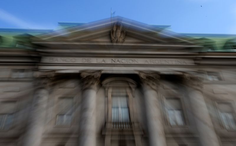 El Banco Nación podría ser el canal elegido por el Gobierno para las transferencias a los sectores más desprotegidos