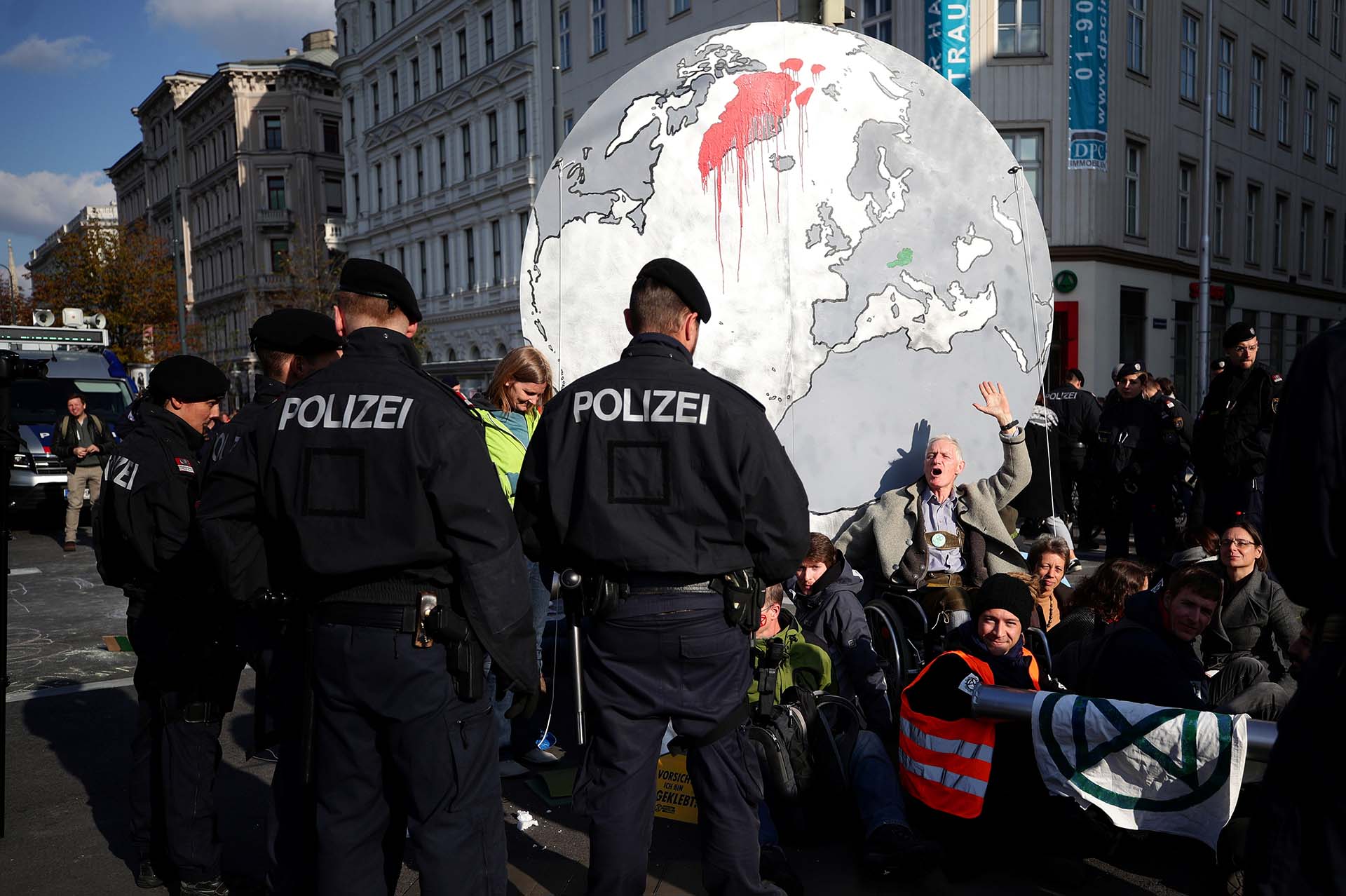 Activistas del cambio climático bloquean un camino durante la protesta de la Rebelión de la Extinción en Viena, Austria, el 7 de octubre de 2019. REUTERS / Lisi Niesner