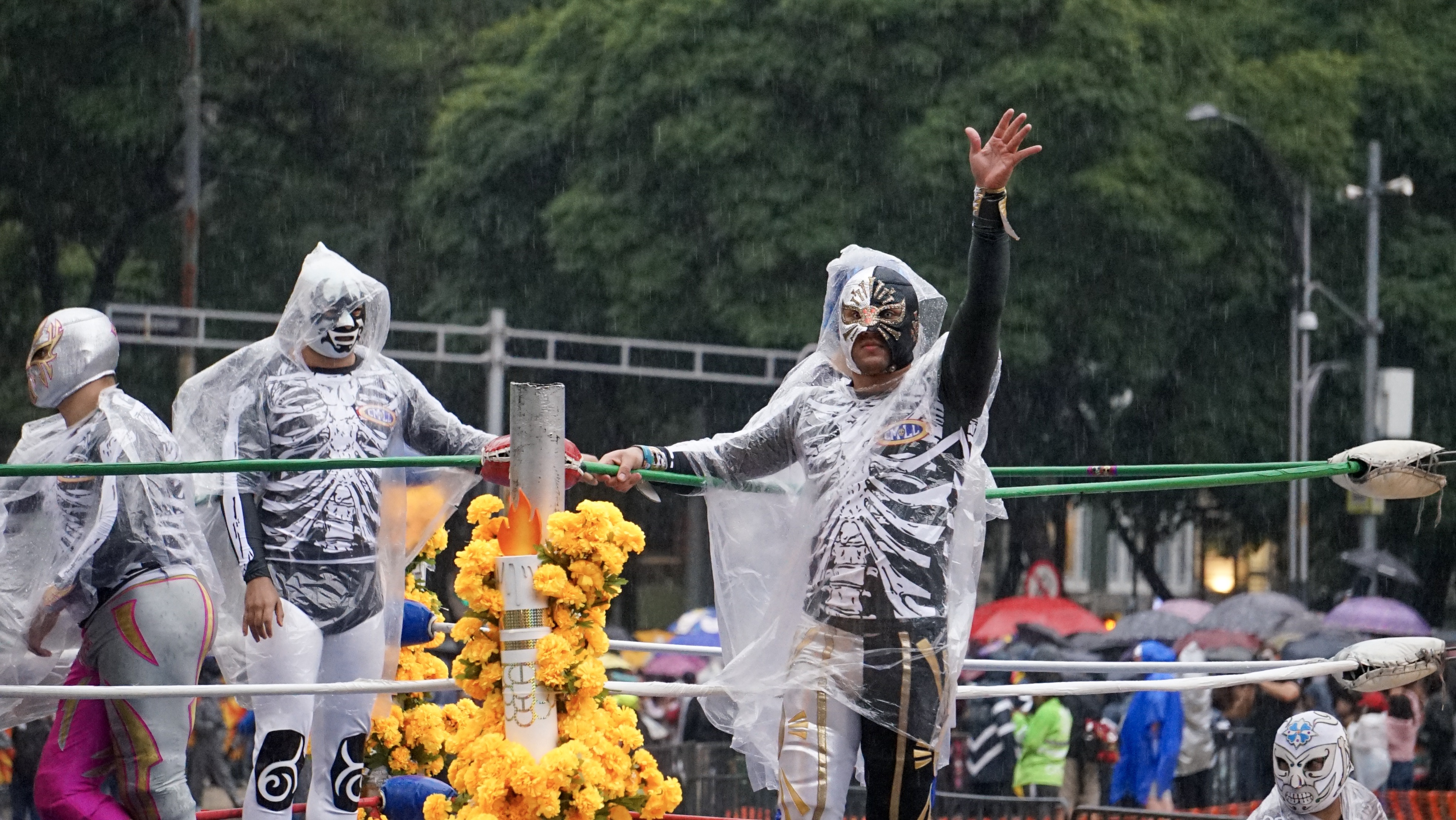 Los enmascarados tuvieron que cubrirse de la lluvia