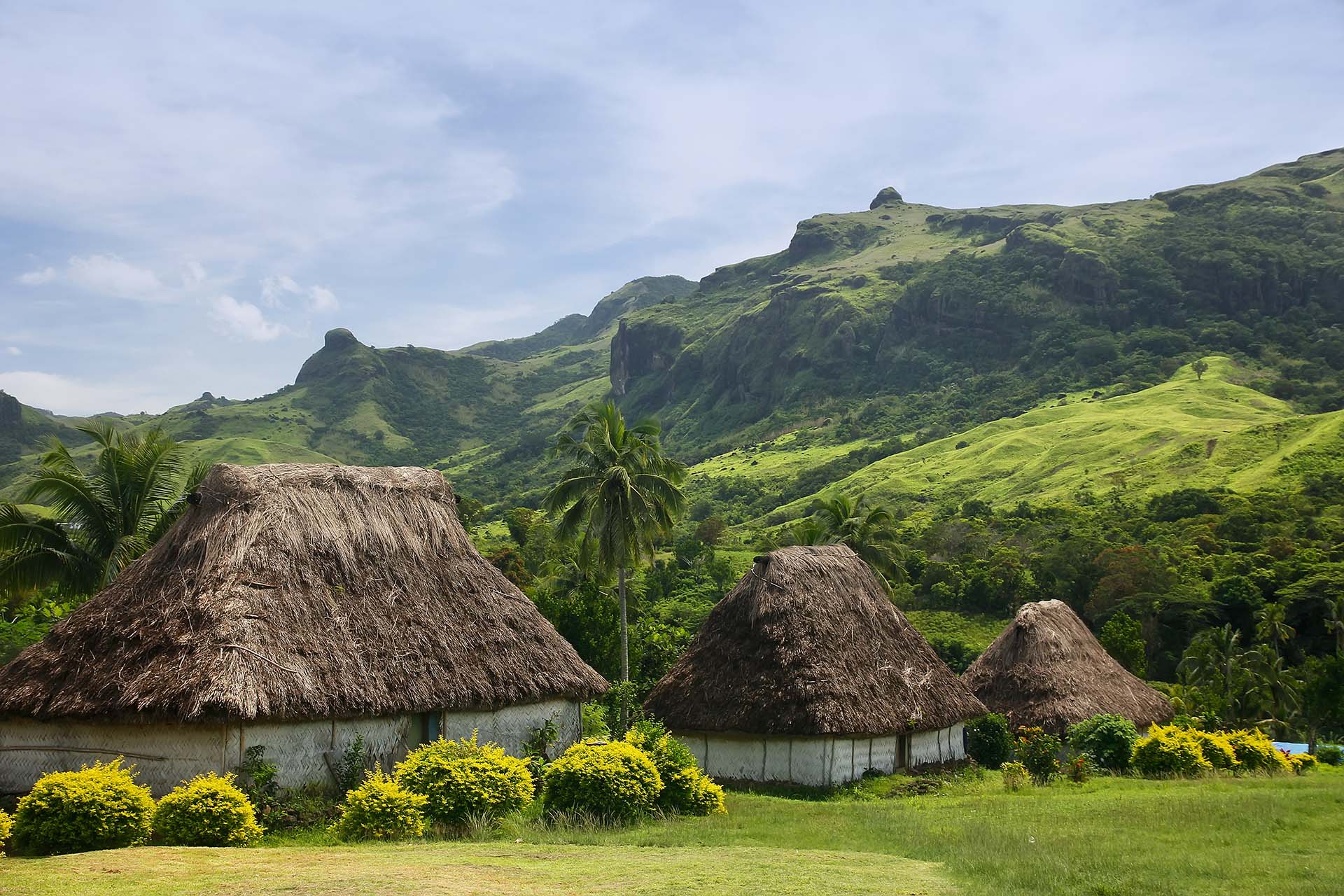 De las 332 islas volcánicas de Fiji , solo unas 110 están habitadas. La biodiversidad tanto arriba como debajo de la superficie en este paraíso del Pacífico Sur atrae a visitantes de todo el mundo a bucear en sus espectaculares arrecifes y maravillarse con los más de 2000 tipos de orquídeas en el Jardín del Gigante Durmiente. El clima en las Islas Fiji se divide en las dos estaciones de las que se compone: La estación lluviosa y la estación seca. La estación lluviosa abarca los meses de diciembre a abril, donde la temperatura podría llegar a alcanzar los 32ºC. La seca, la más recomendada para viajar, compone los meses de mayo a octubre, donde las temperaturas son agradables y la media varía entre los 22ºC y 26ºC