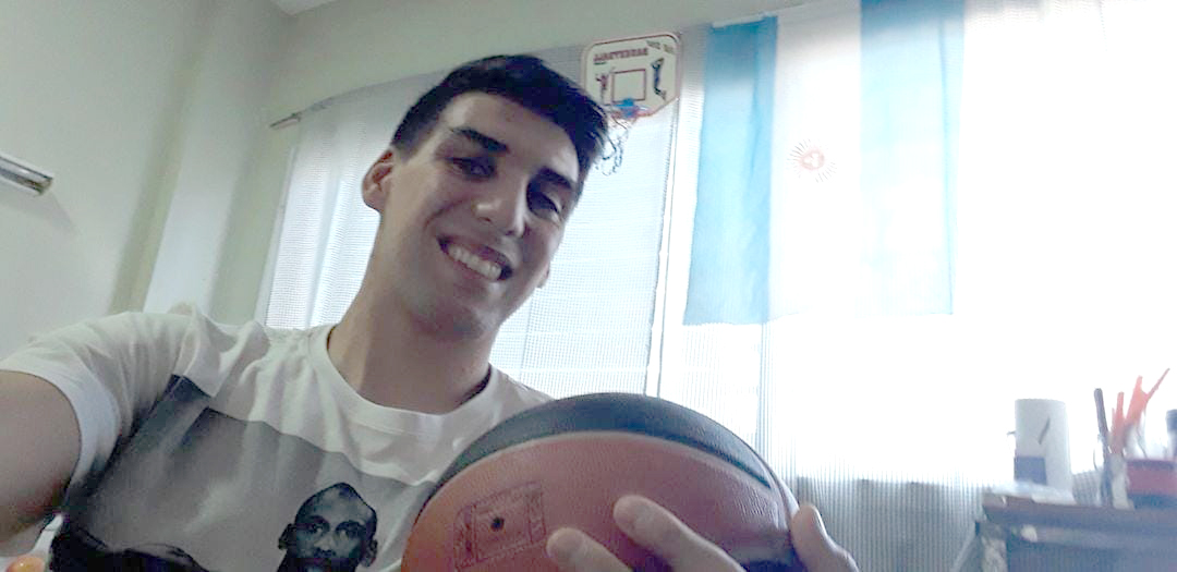 Facundo se toma la selfie tratando de que se vea el aro que colocó en la habitación donde se recupera, siempre con una pelota cerca.