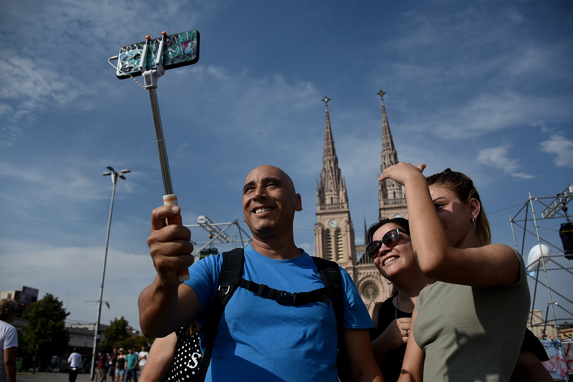 Algunos de los manifestantes aprovecharon para sacarse unas "selfies" con la Basílica de fondo