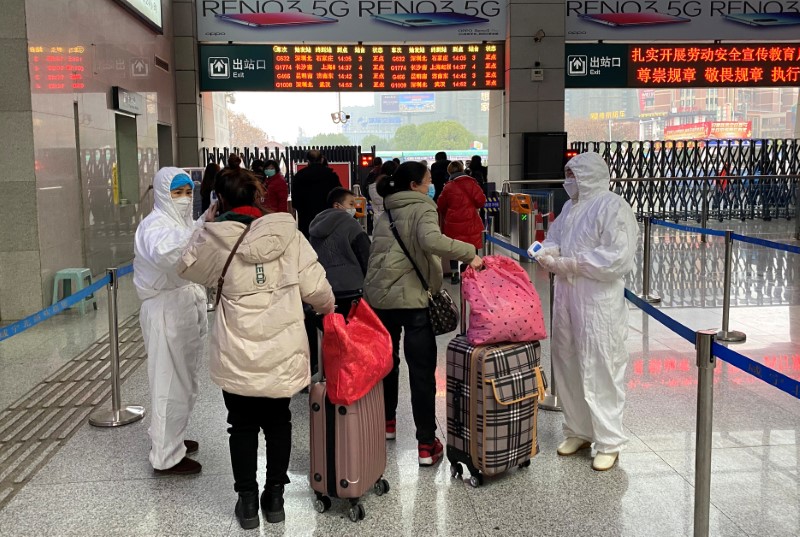 Personal médico chequea la temperatura de las personas en estación de transporte en Xianning, ciudad que limita con Wuhan, epicentro de la epidemia. REUTERS/David Stanway