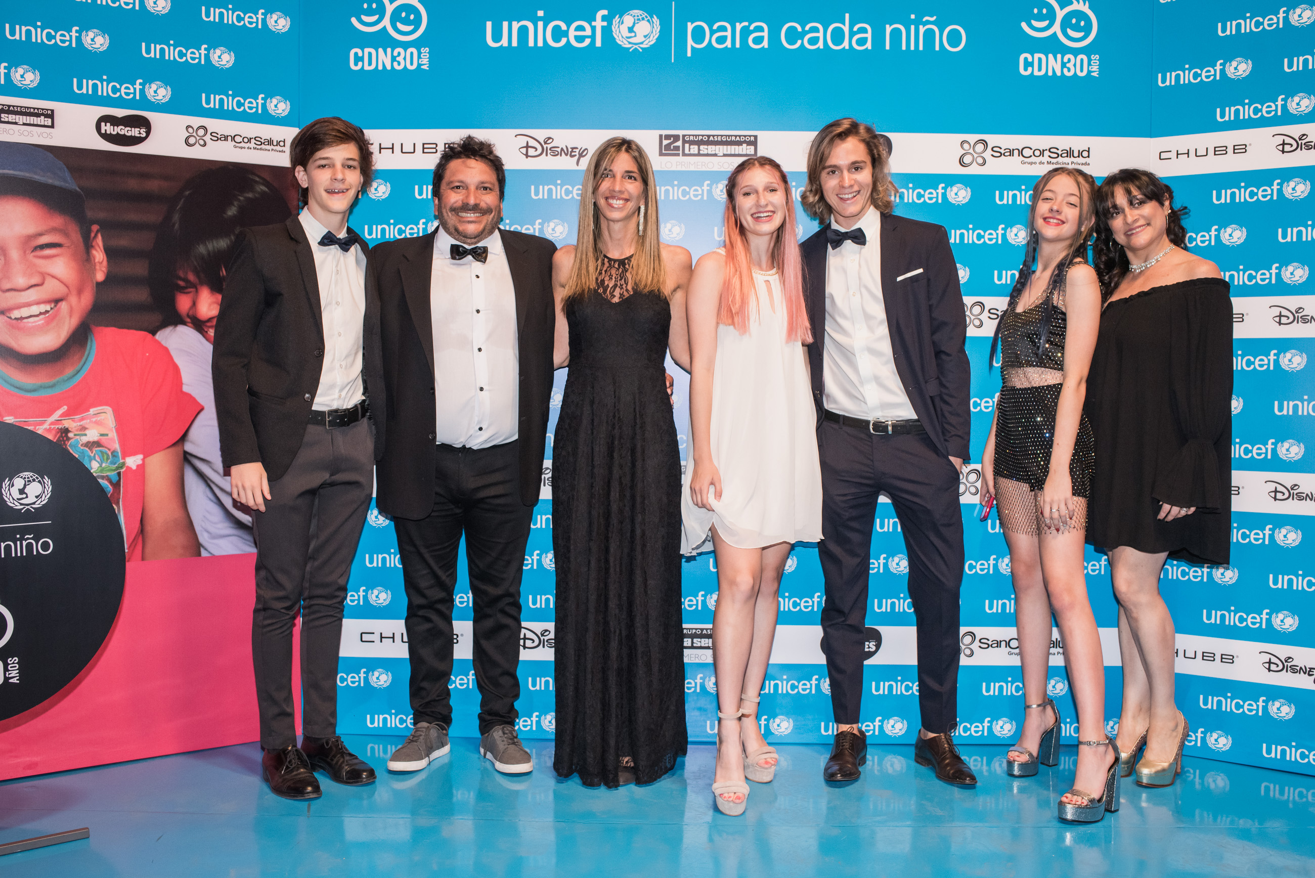 El evento comenzó con una recepción de bienvenida, donde los invitados pudieron vivenciar la “Experiencia UNICEF”: diferentes espacios interactivos que presentaron las principales problemáticas en torno a la primera infancia y a la adolescencia, como así también, los proyectos que realiza la organización para garantizar los derechos de los chicos en estas etapas fundamentales de sus vidas. A su vez, los invitados tuvieron la posibilidad de conocer los principales hitos y avances de los 30 años de la Convención sobre los Derechos del Niño