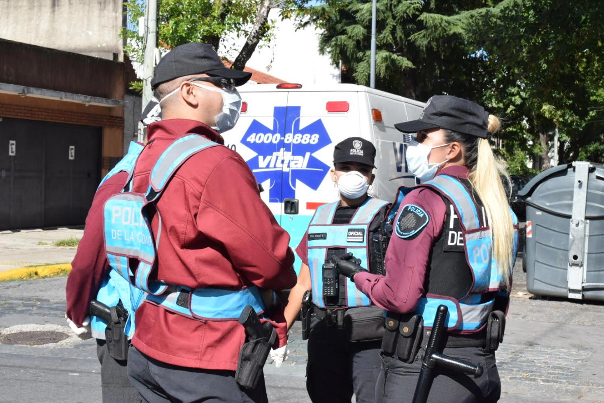Una ambulancia de medicina privada se acercó al lugar pero no pudo completar el traslado porque no cuenta con los elementos de seguridad necesarios (Gastón Taylor)