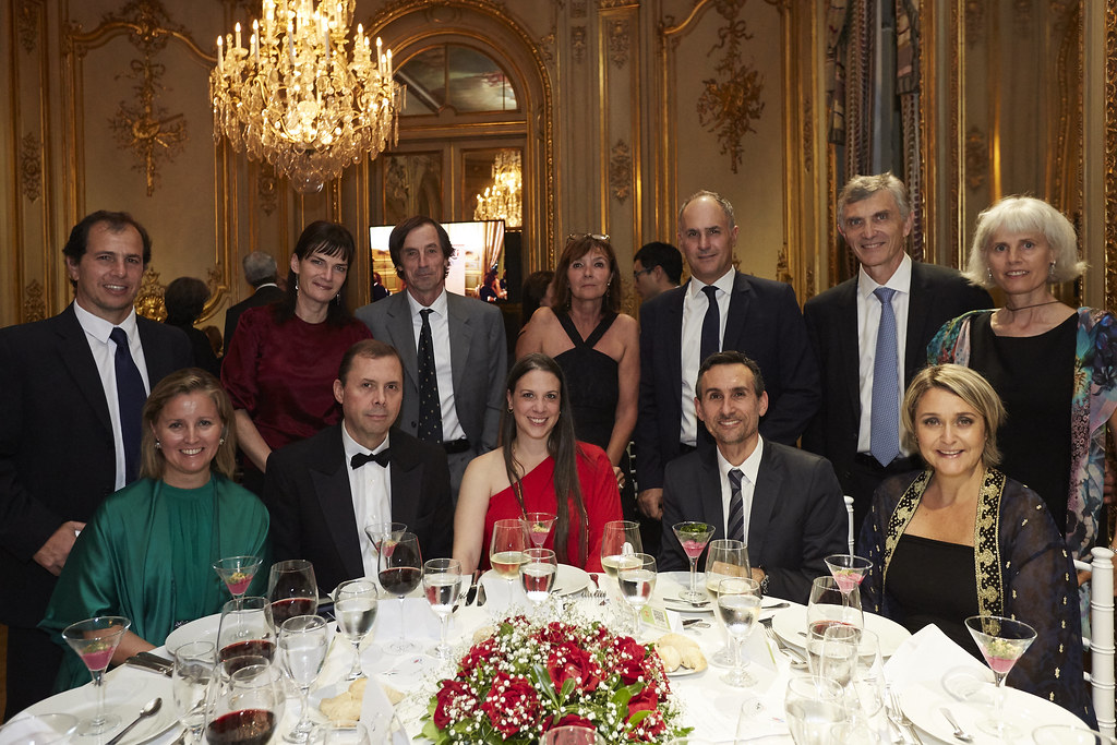 Sentados: Florencia Chiesa, gerente IT de Total Austral; Humberto Benedetti (Gas Cono Sur) y su esposa María Carmela Ochoa Seba; Luis Rodríguez (Total Especialidades) y su esposa Soledad Gaviglio. De pie: Martín Toribio; Delphine Veillard; Philippe Mennet, director de Asset para Tierra del Fuego y su esposa Catherine Martínez; Hernán Silva, director de Desarrollo de Negocios de Total Austral; Dominique Marion, director general de Total Austral y su esposa Diane