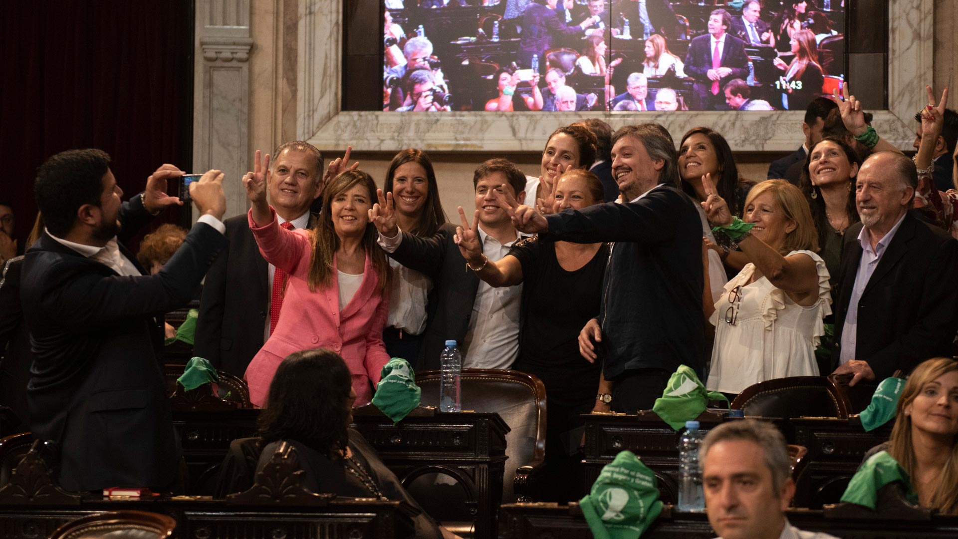Los diputados del Frente de Todos con los pañuelos verdes