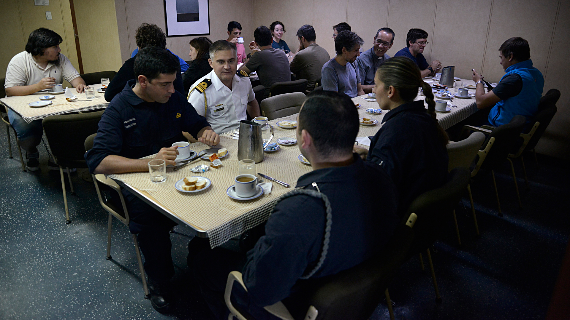 Los tripulantes del buque desayunan en el comedor del Irízar