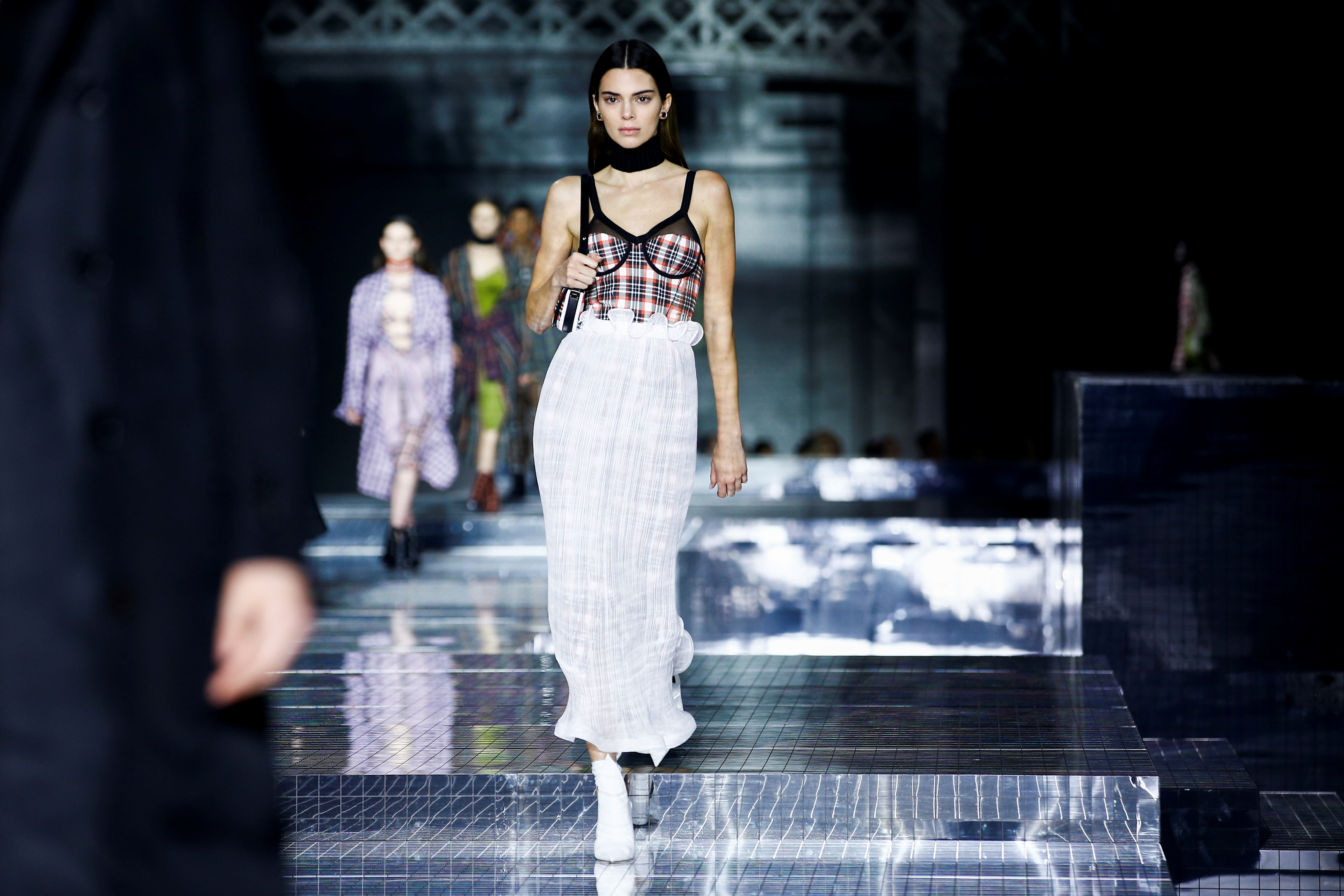 Kendall Jenner una de las protagonistas en la pasarela de Burberry en Londres