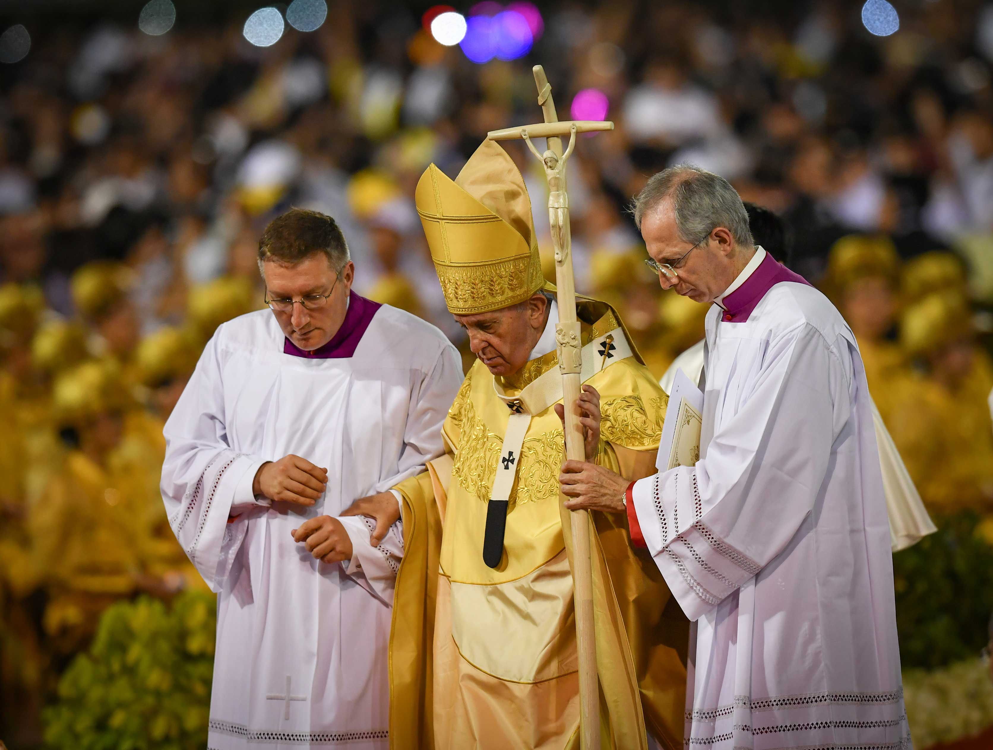 Francisco acompañado por obispos durante la misa. (AFP)