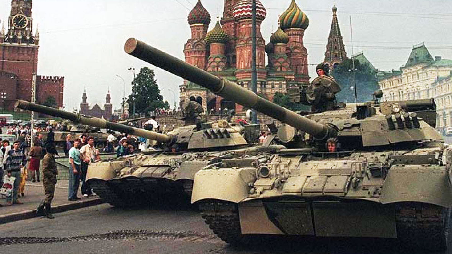 Camino a la disolución de la URSS, Moscú guardó silencio mientras Putin enfrentó un ataque popular a la mansión del KGB en Dresde.
