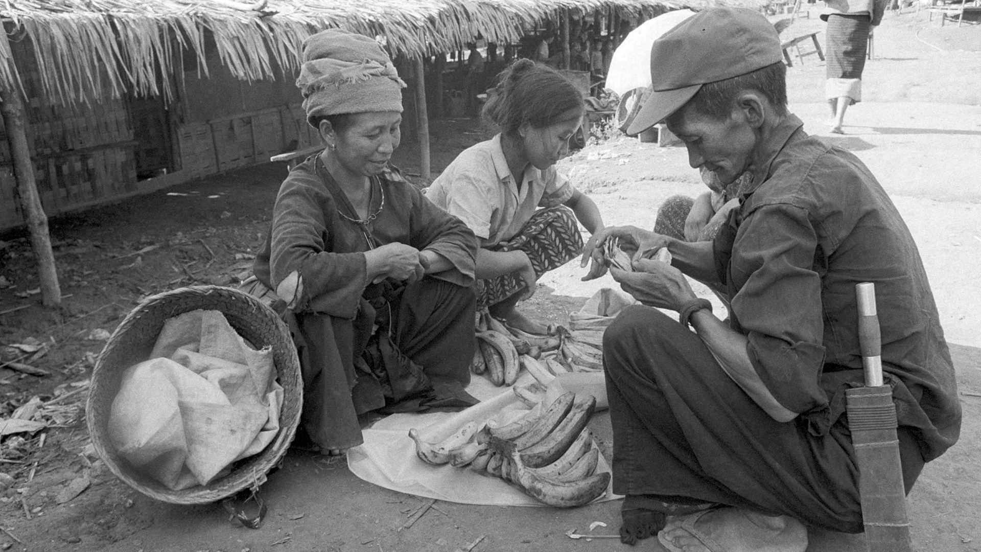 Refugiados de guerra en una calle del valle de Ban Son , a unos 50 kilómetros de Vientiane, en diciembre de 1973