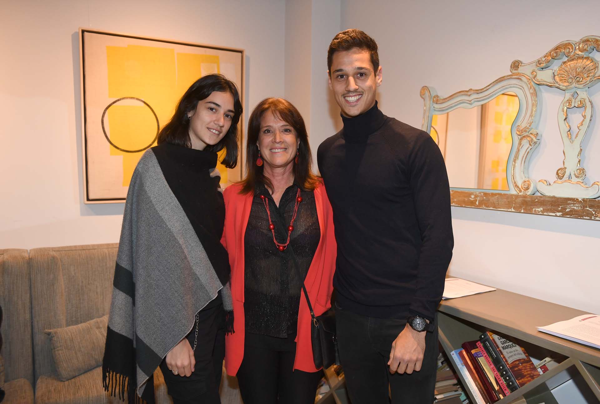 María Grondona, hermana de Jacinta, junto a sus hijos Elisa y Nicolás Guerschanik