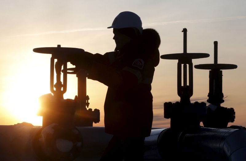 FOTO DE ARCHIVO. Un trabajador chequea una válvula de un oleoducto de la compañía rusa Lukoil en Siberia. REUTERS/Sergei Karpukhin