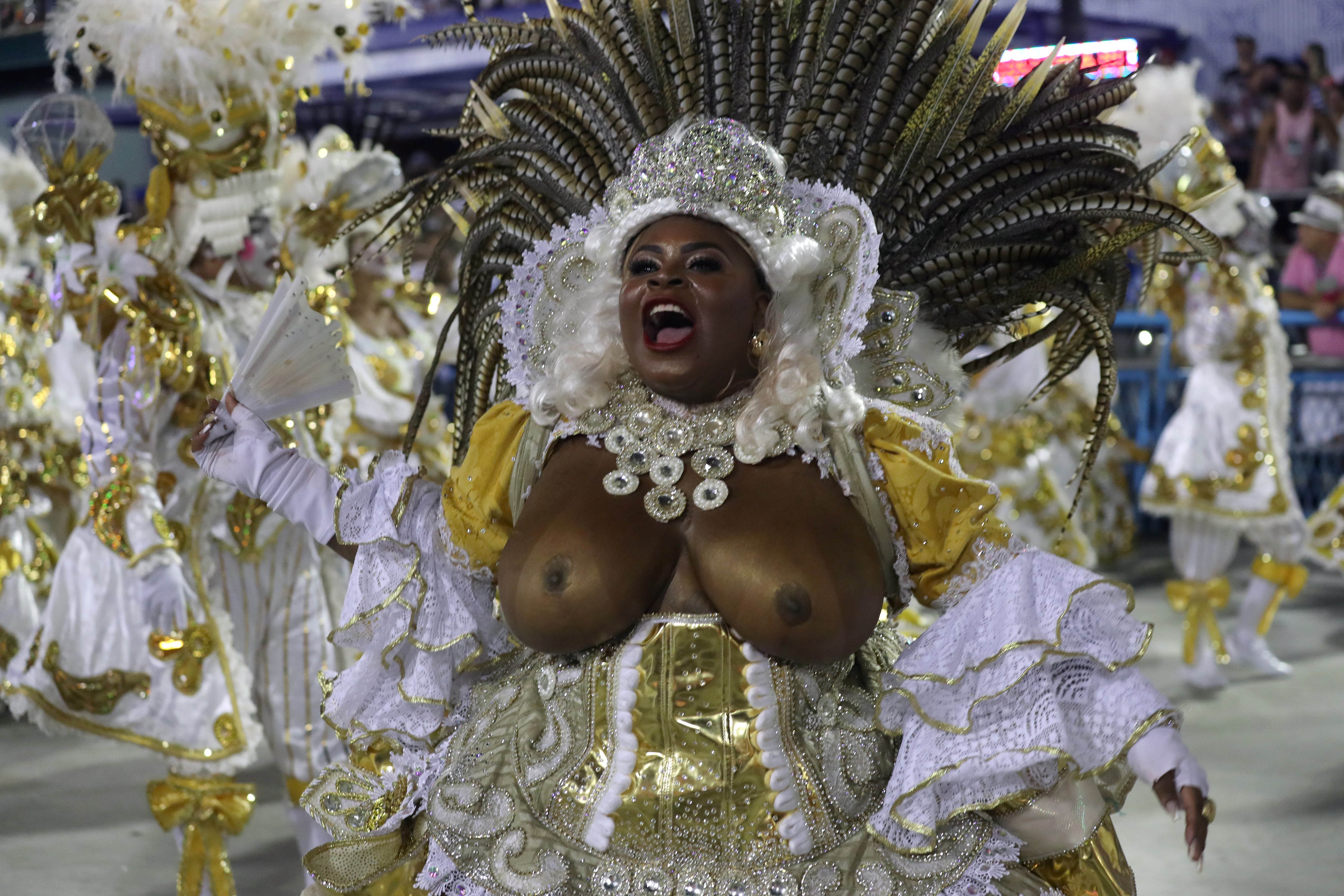Miembro de la escuela de samba Beija-Flor samba REUTERS/Sergio Moraes