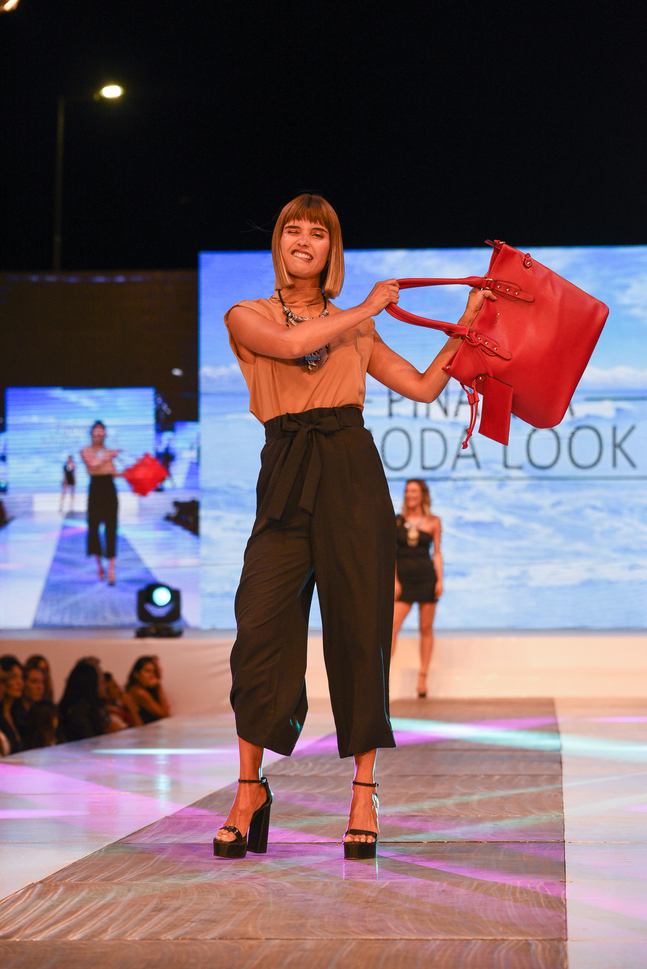 Andrea Donnay, la diseñadora de accesorios con estilo propio, fue la siguiente en presentarse. En su pasada abundaron los cinturones, collares, vinchas y aros XXL