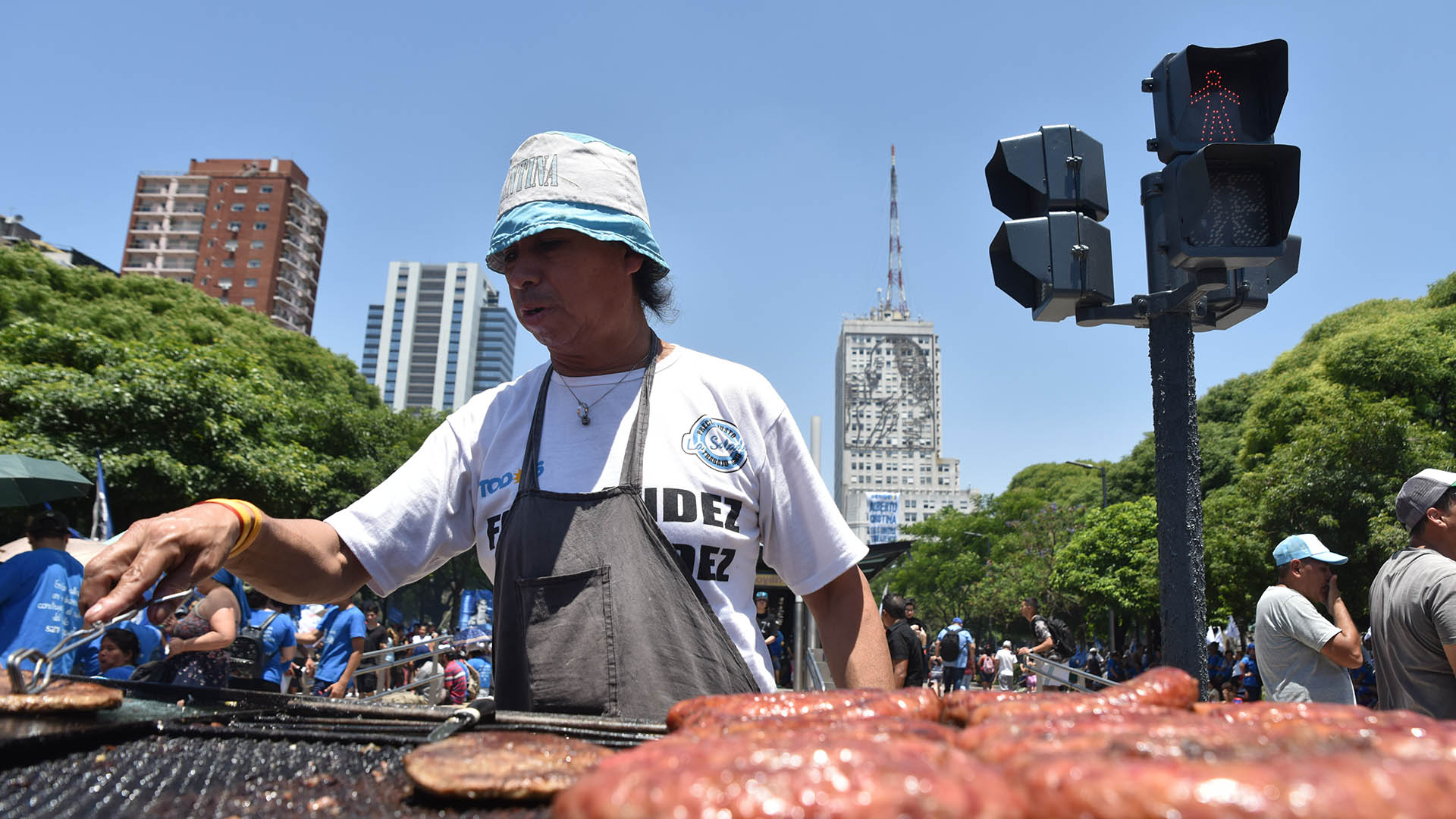 Los militantes instalaron puestos de comida en la avenida 9 de Julio