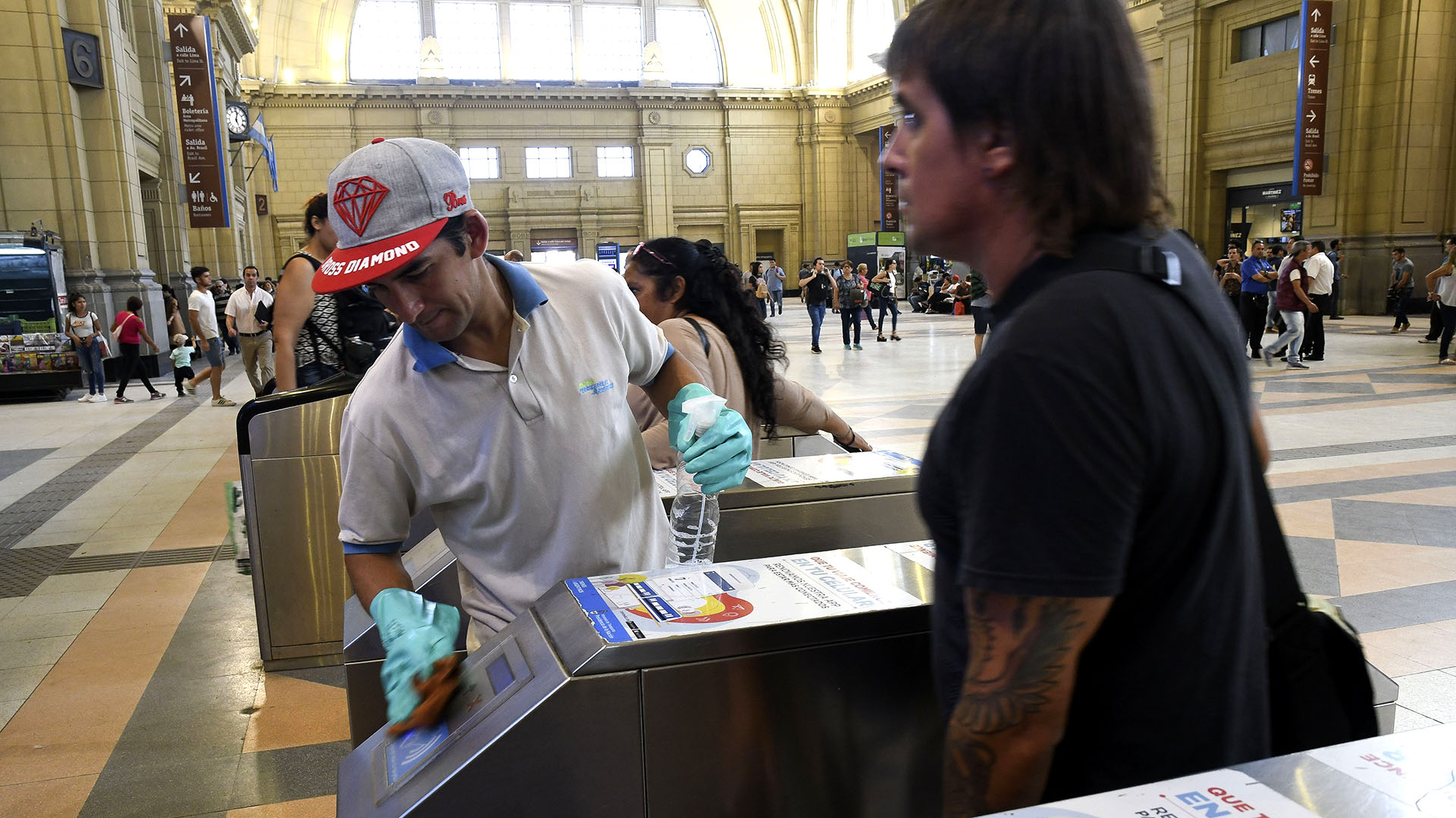 En las estaciones de trenes reforzaron las tareas de limpieza