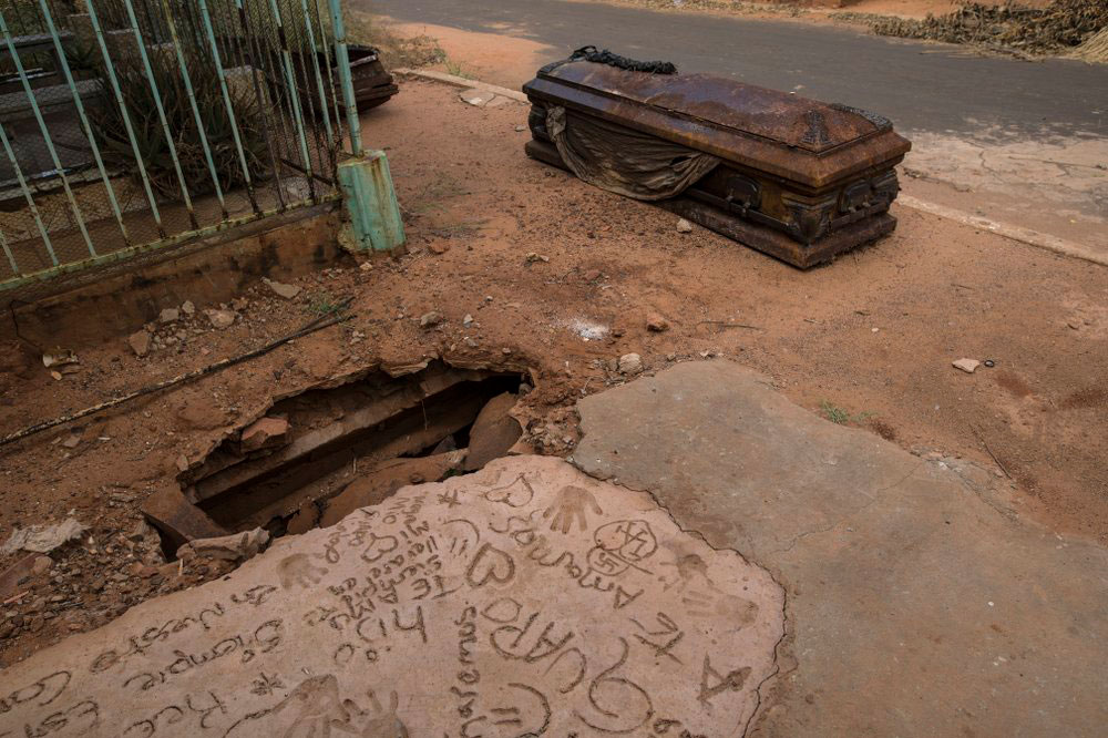 Un ataúd oxidado yace junto a una tumba excavada por ladrones en el cementerio Corazón de Jesús, en Maracaibo, Venezuela, el 21 de noviembre de 2019 (AP)