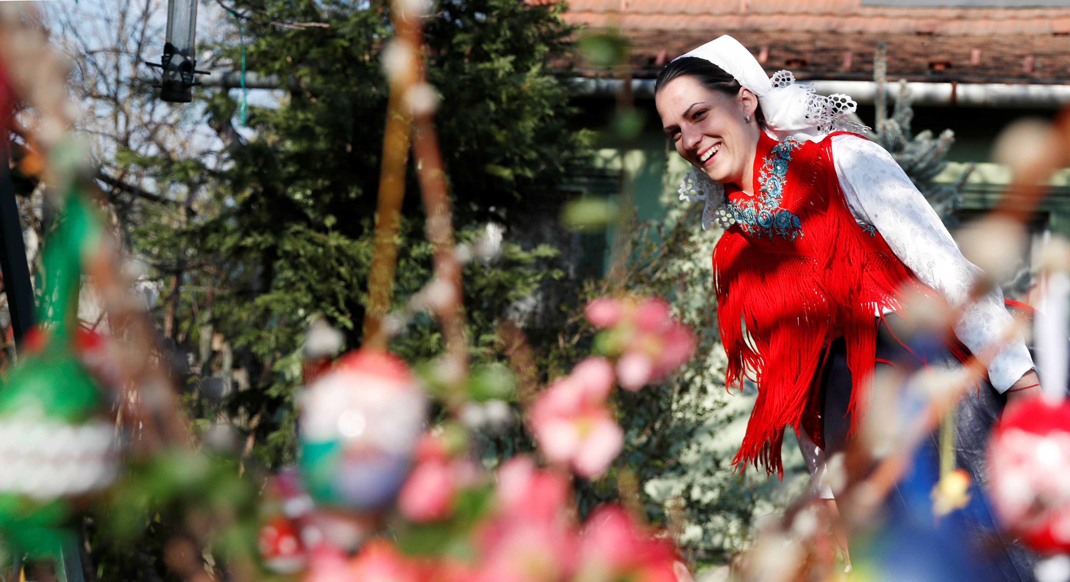 HUNGRÍA - Las celebraciones típicas por Pascuas no se cancelaron en Veresegyhaz, Hungría. Anna Jovanovic se vistió con los atuendos tradicionales de la fecha