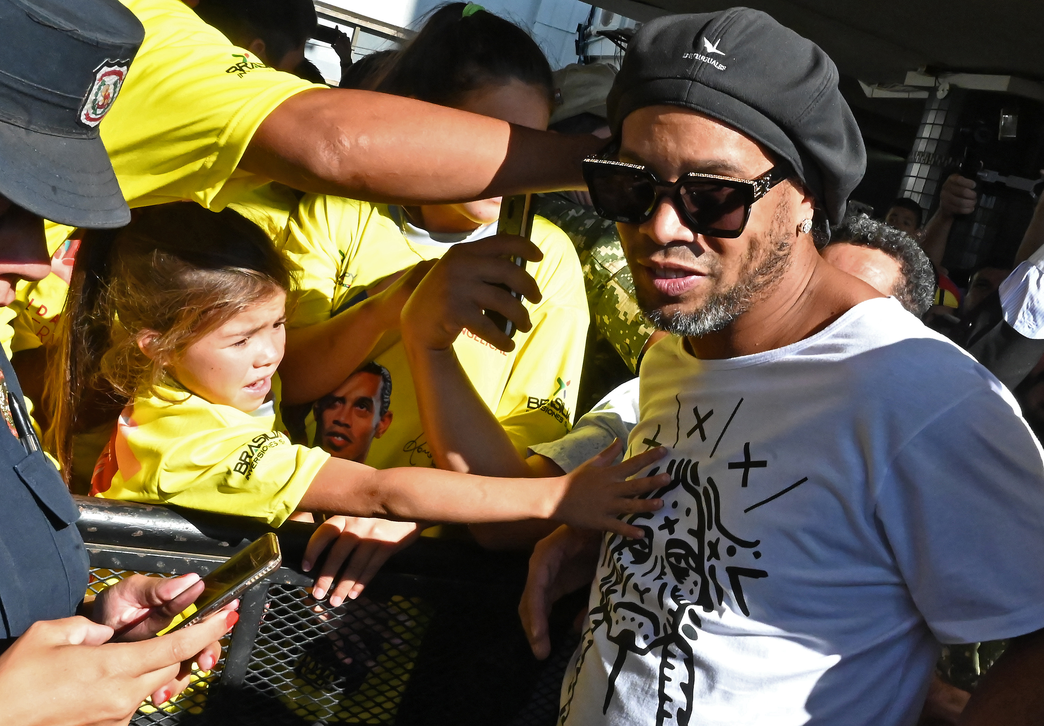 Ronaldinho, en el aeropuerto Silvio Pettirossi, donde fue recibido por una multitud y aceptó selfies (Foto: AFP)