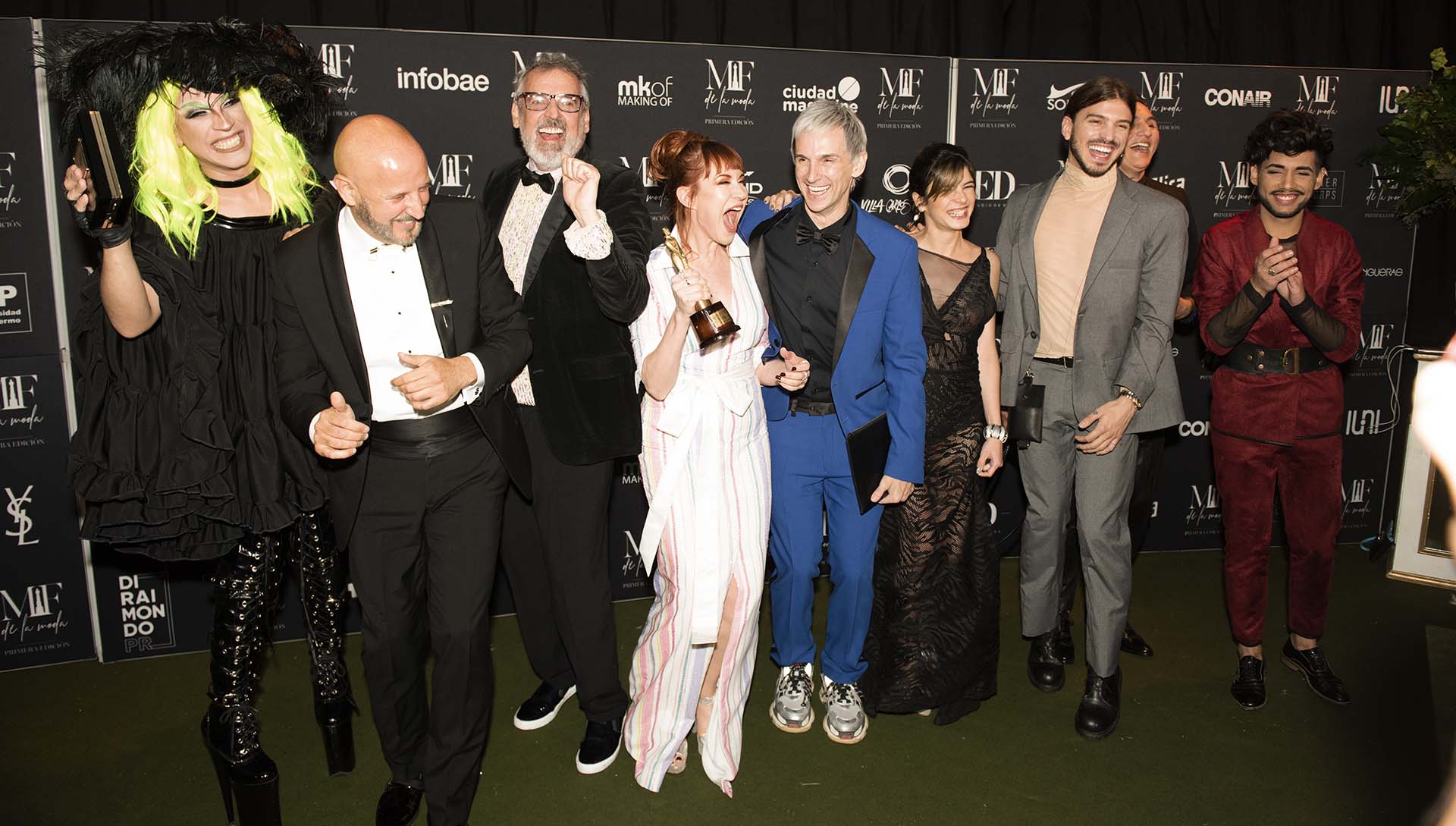 El equipo de corte y confección a pleno, ganadores del premio a mejor programa de moda ( Adrián Escandar)