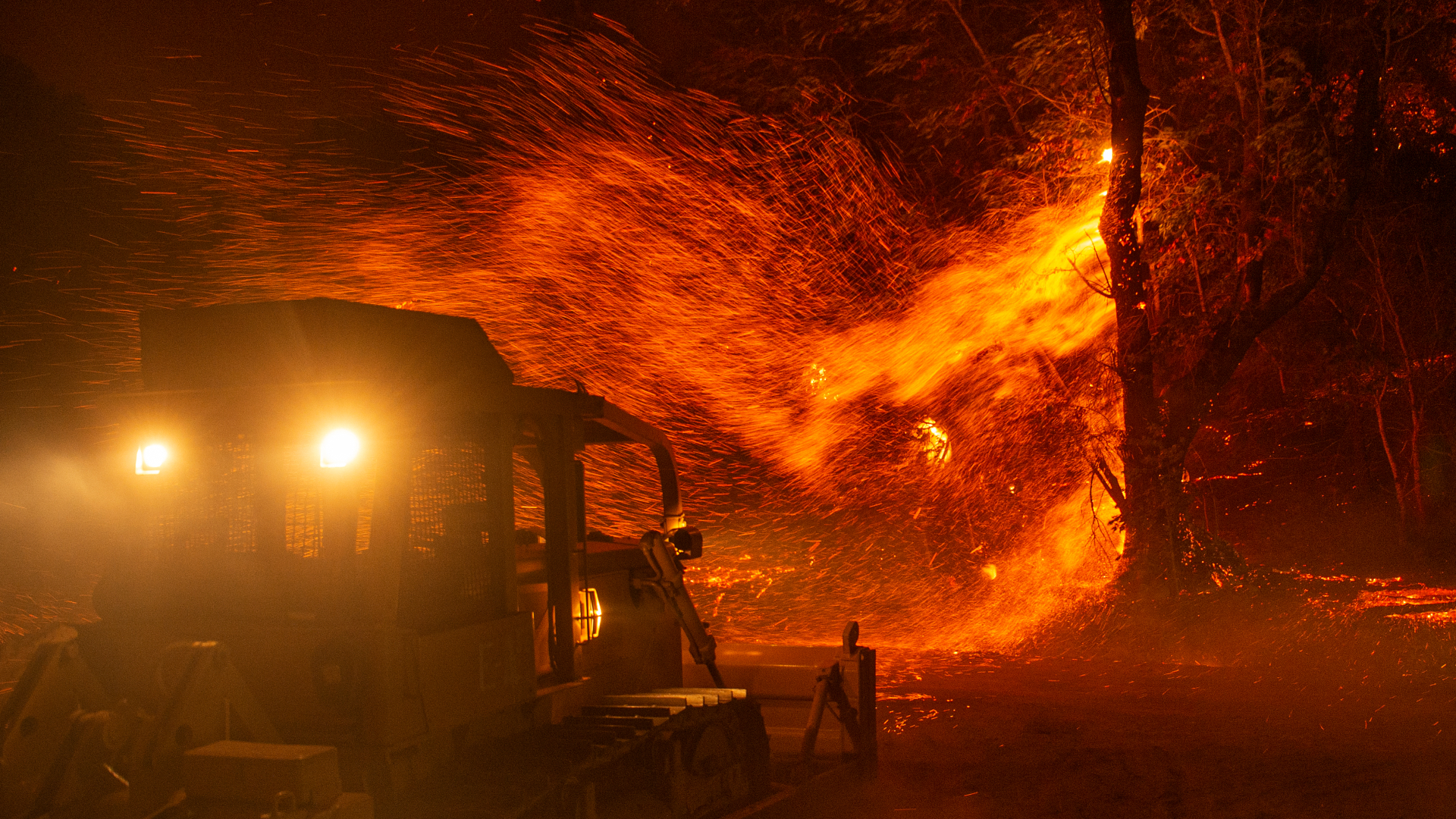 Incendio de Kincade cerca de Geyserville, California. (AFP)