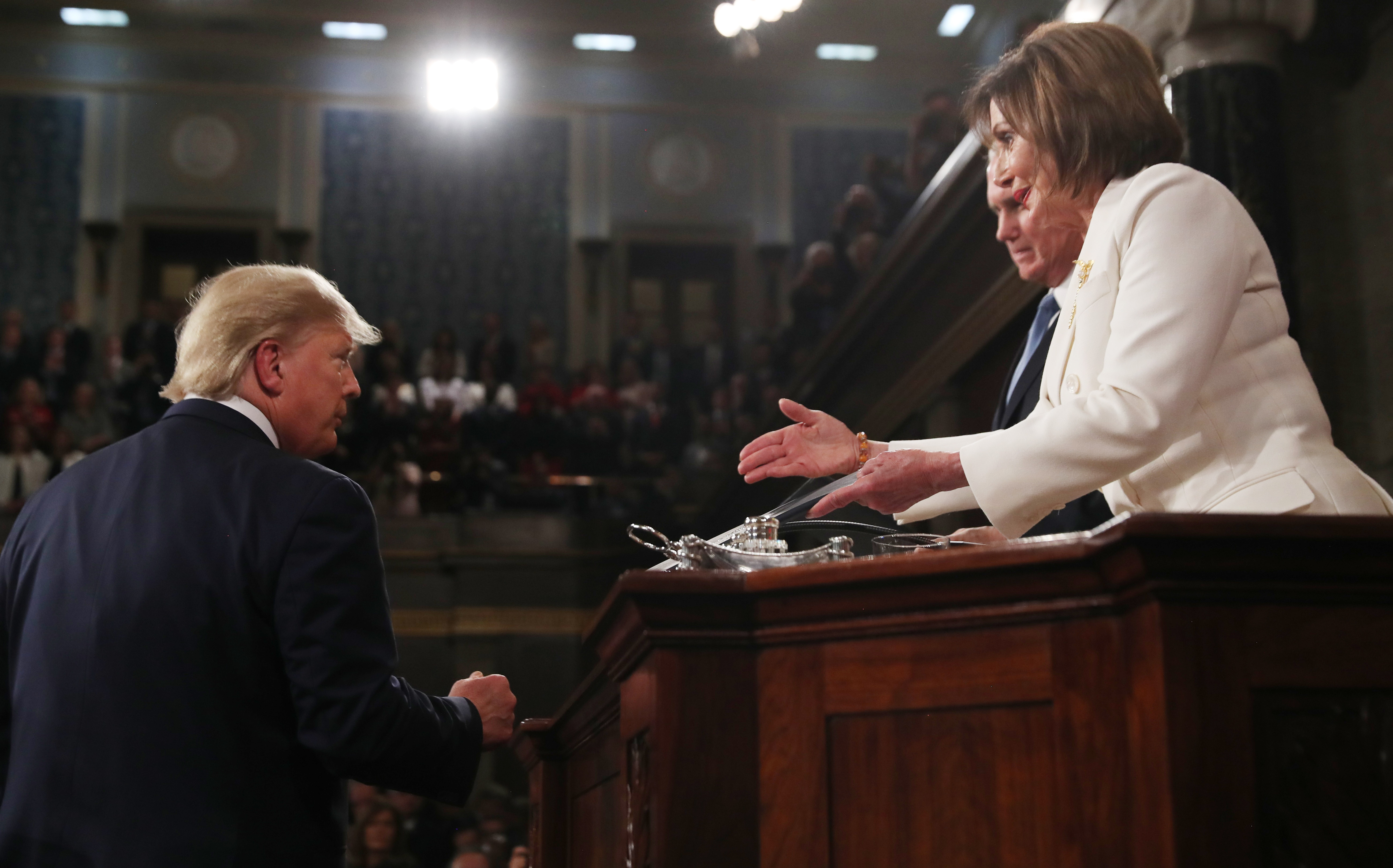 El presidente de Estados Unidos, Donald Trump, llega para ofrecer su discurso sobe el Estado de la Unión en un pleno del Congreso, en la Cámara de Representantes, en el Capitolio, en Washington, el martes 4 de febrero de 2020, mientras la presidenta de la Cámara de Representantes, Nancy Pelosi, le tiende la mano. (Leah Millis/Pool via AP)
