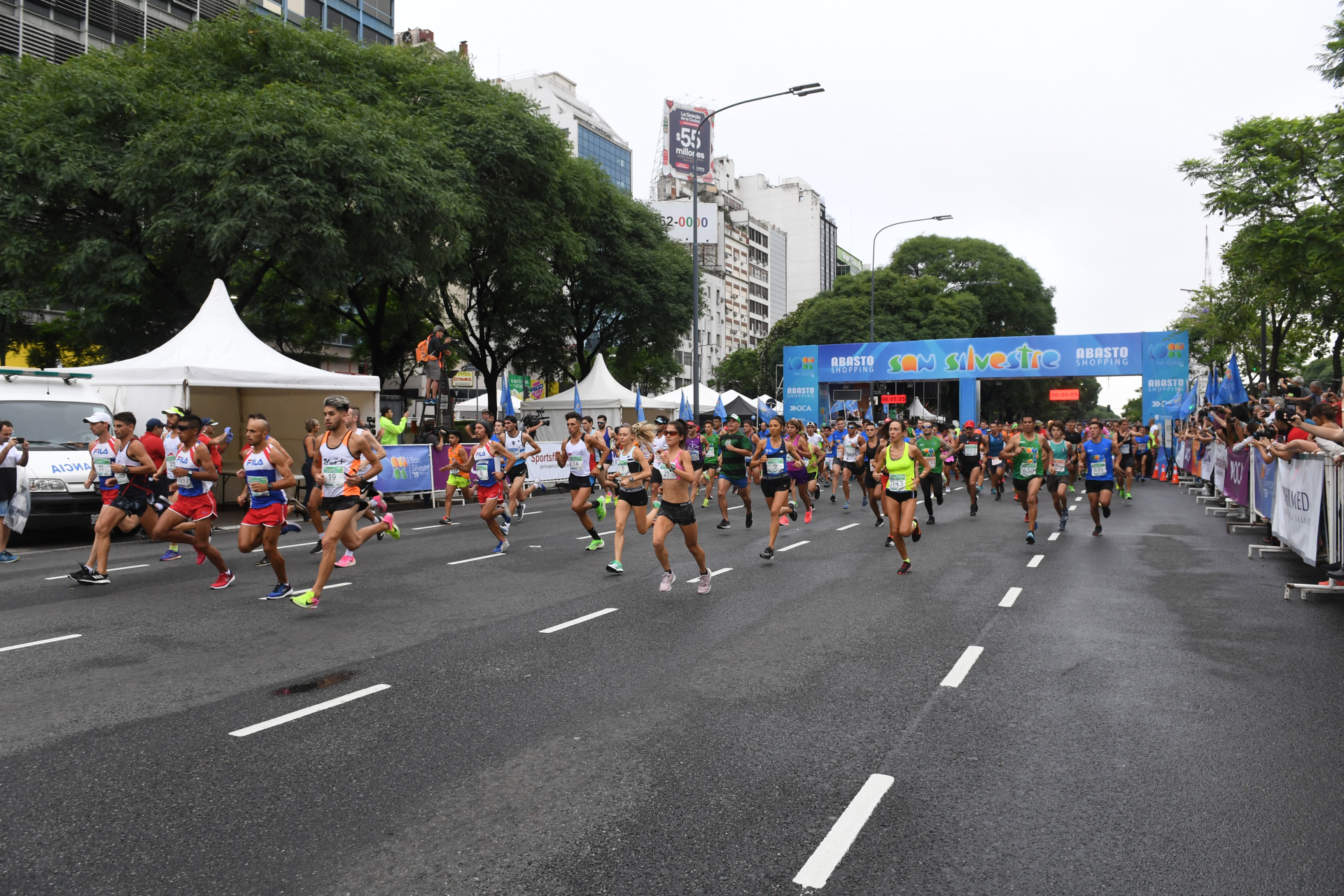 El mal clima no impidió la presencia de miles de corredores (Maximiliano Luna)