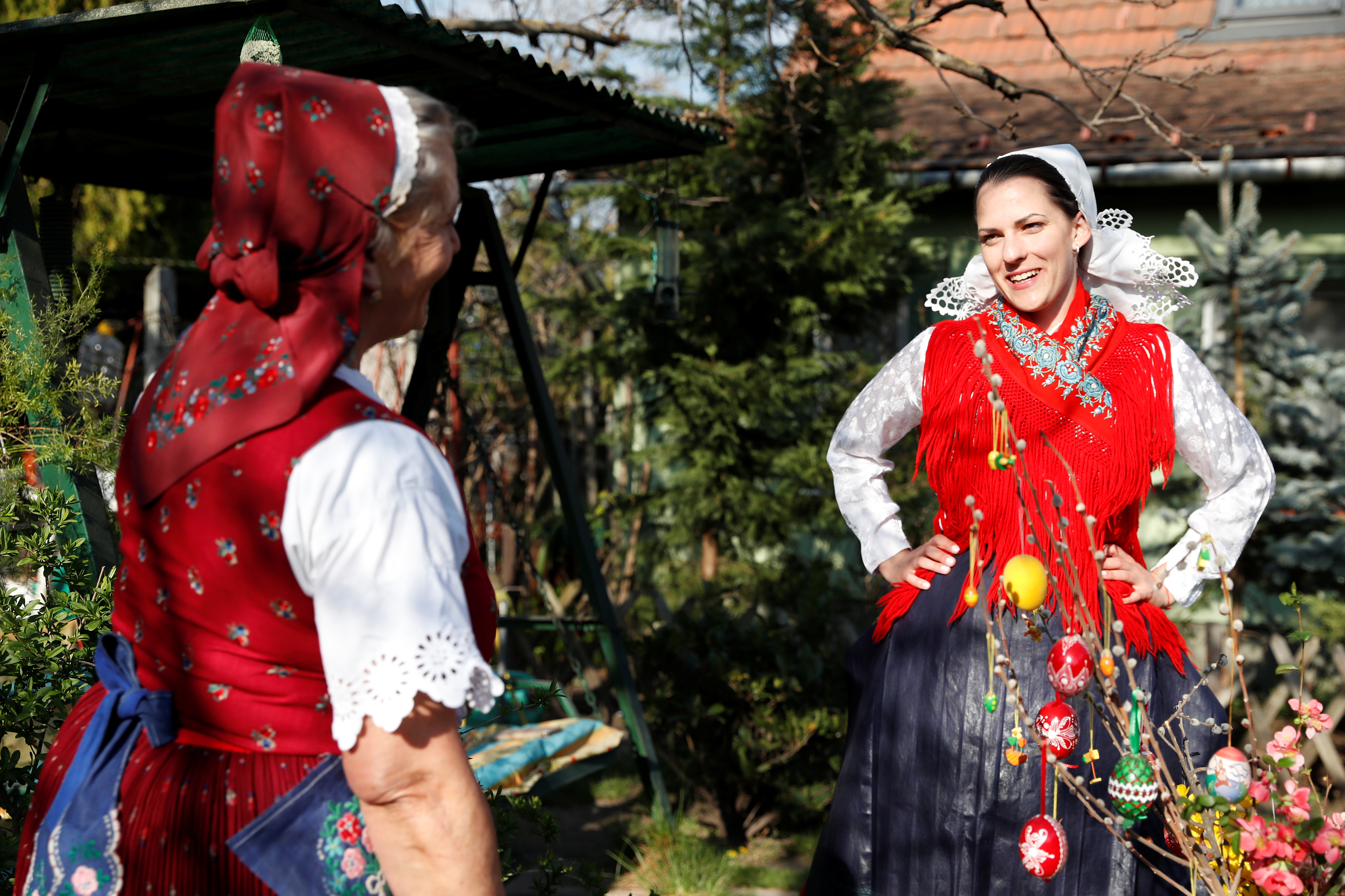 Iren Lengyel, de 66 años, se visitó para la ocasión y junto a varios vecinos celebraron las Pascuas, a pesar de la pandemia