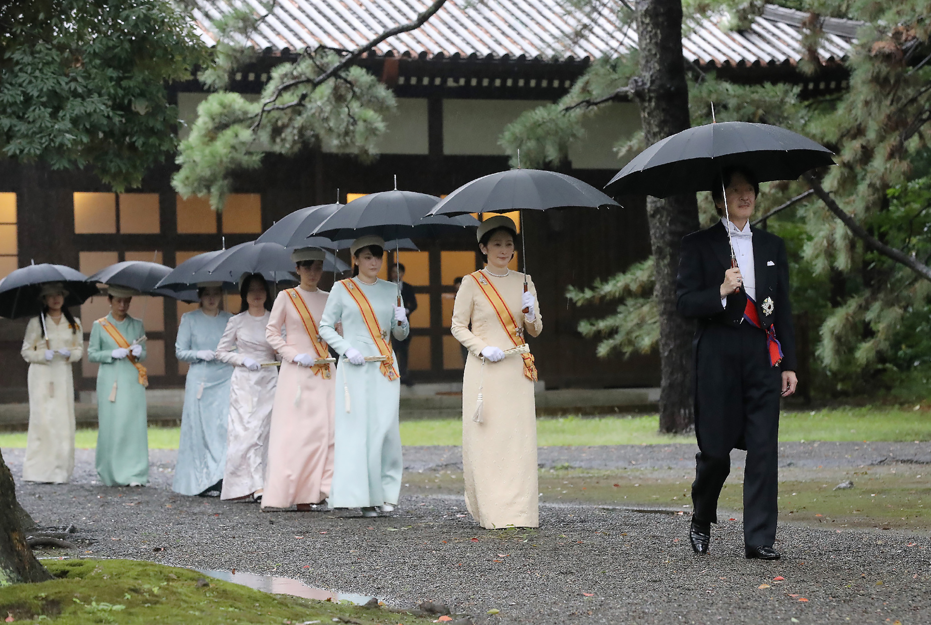 El Príncipe Heredero de Japón Akishino (derecha), su esposa, la Princesa Heredera Kiko (segunda a la derecha) y otros miembros de la familia imperial llegan a los santuarios del Palacio Imperial donde el Emperador Naruhito ascendió al trono (AFP)