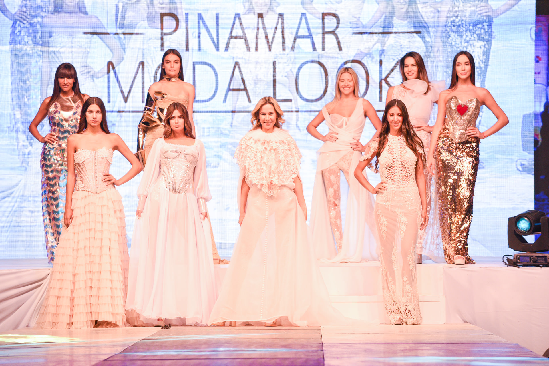 Los diseños de Verónica de la Canal. A puro brillo, corsetería, sedas y encajes en la noche de Pinamar Moda Look