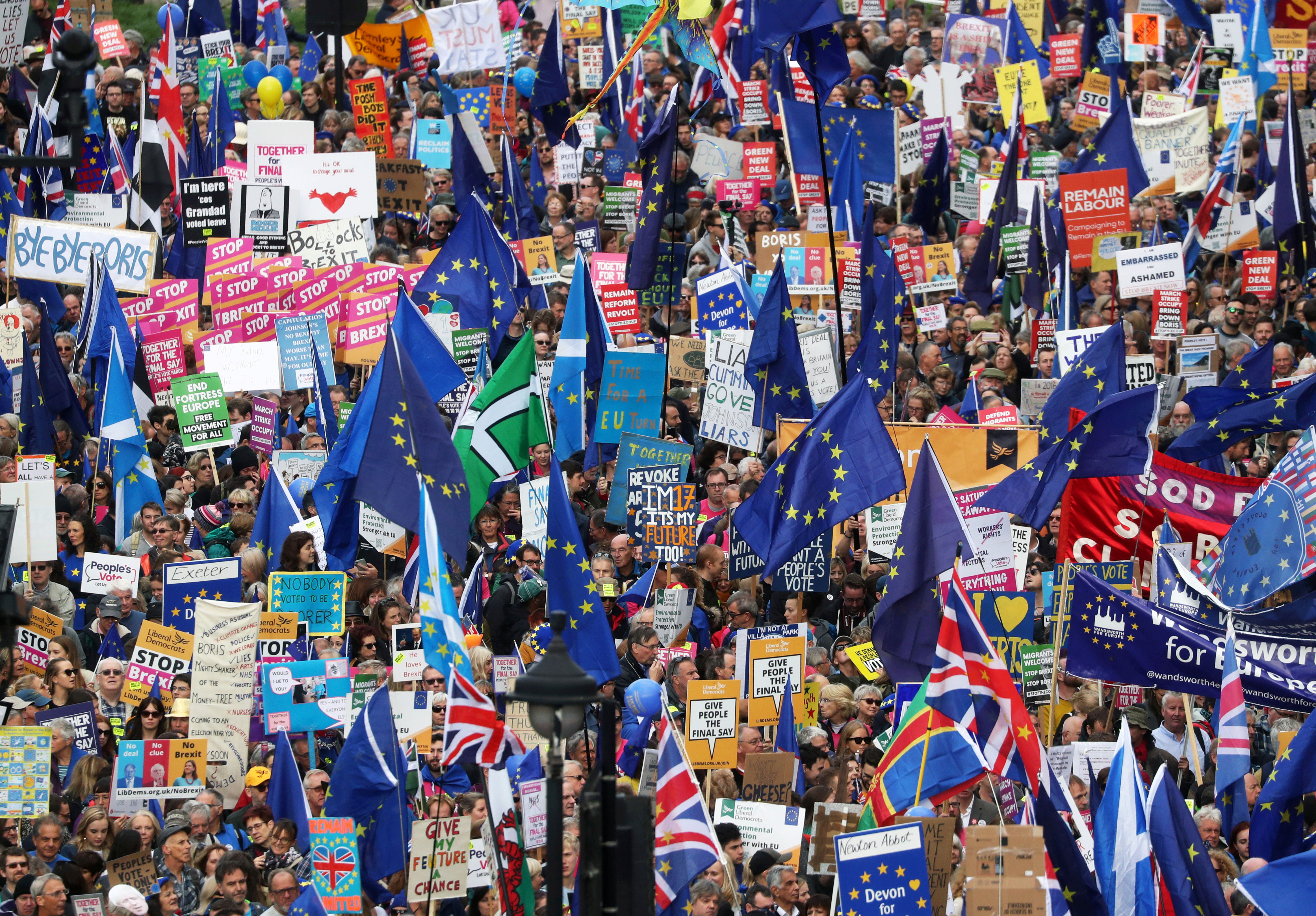 Miles de personas protestan en Londres (REUTERS/Simon Dawson)