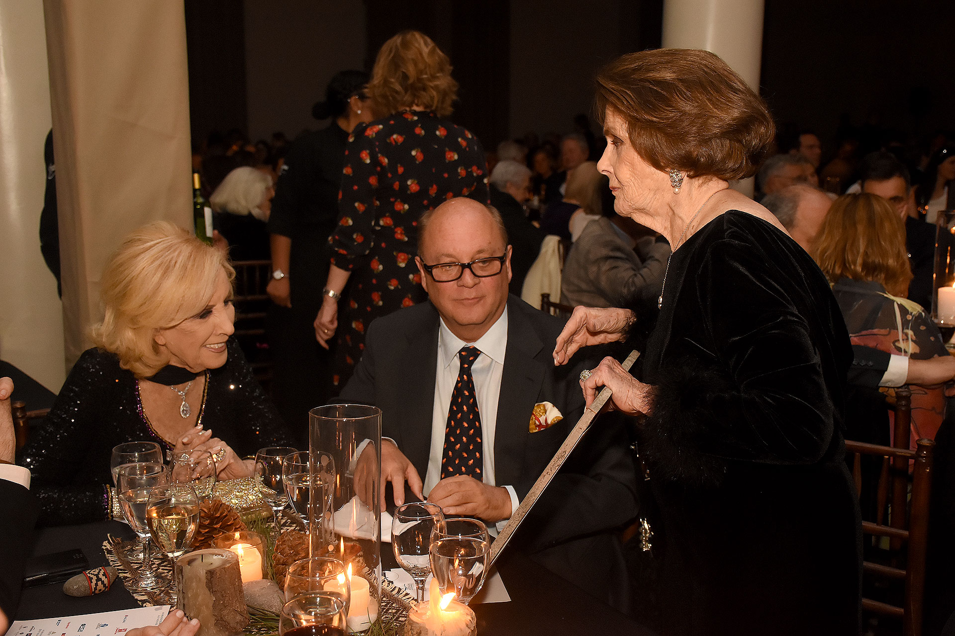 Meme Larivière en la mesa principal con Mirtha Legrand y Martín Cabrales: recibió un presente por su destacada labor solidaria en Cruzada Patagónica