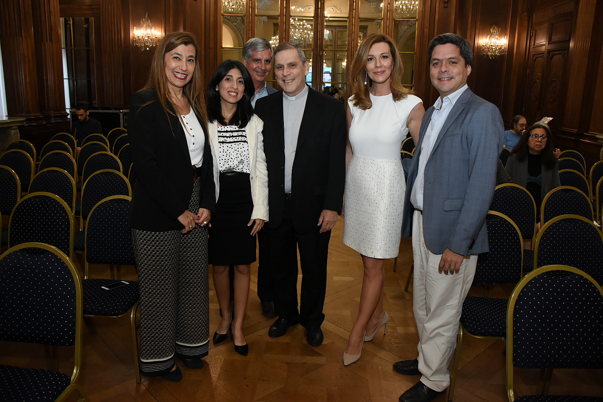 Mariela Maud, directora de la Casa de la provincia de Santiago del Estero, Cintia Suárez, el sacerdote Gianetti, Nunzia Locatelli y Federico Walls, de la fundación Gottau