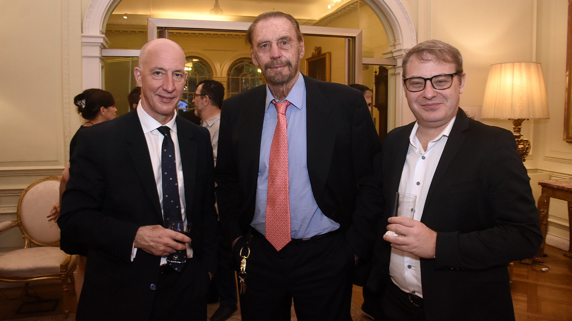 El embajador Mark Kent junto a Víctor Bo y Axel Kuschevatzky
