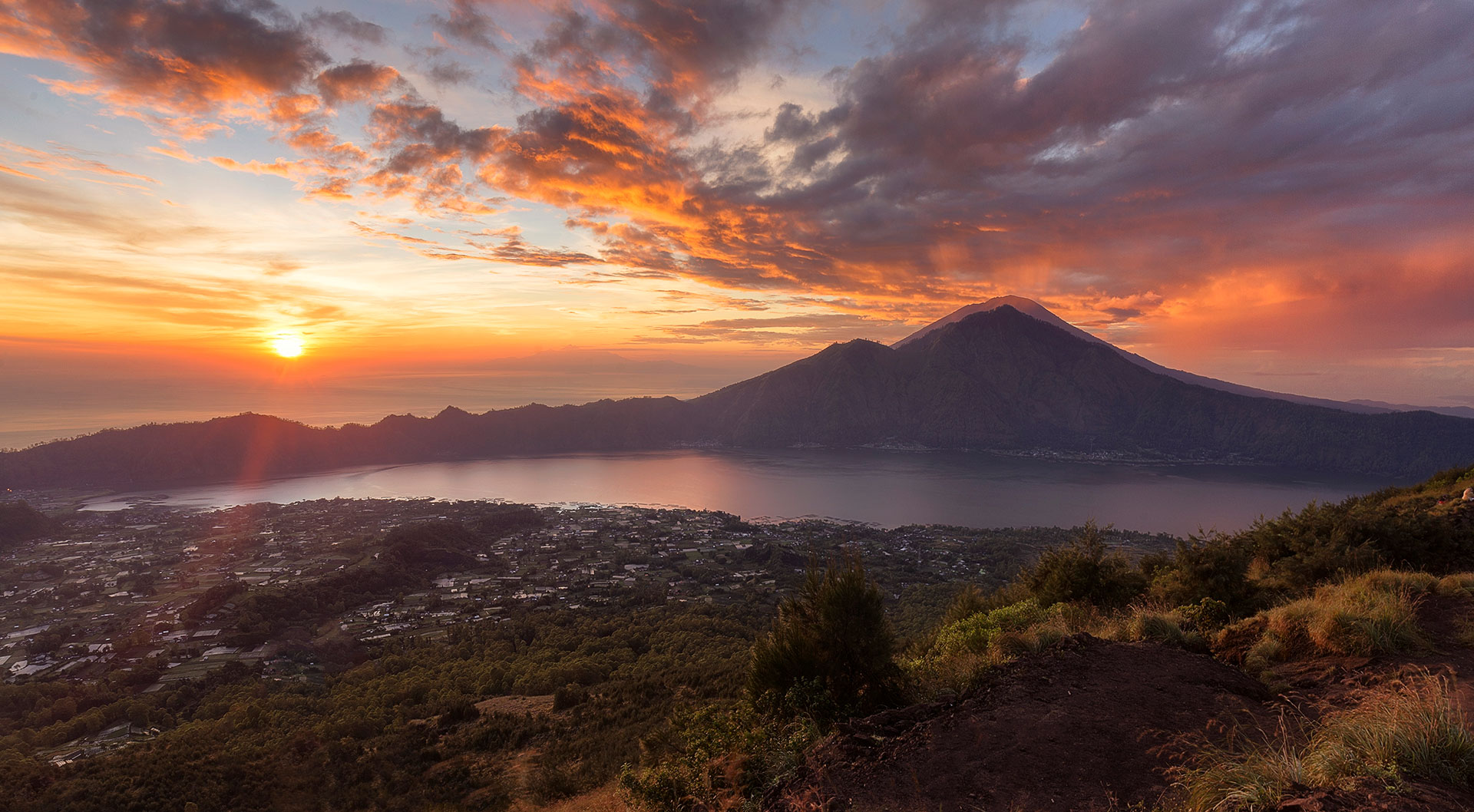 Su última erupción fue durante 2017, precisamente el 21 de noviembre, donde alrededor de 100 mil personas debieron ser evacuadas. Según creencias locales, es una réplica del monte Meru, eje central del universo