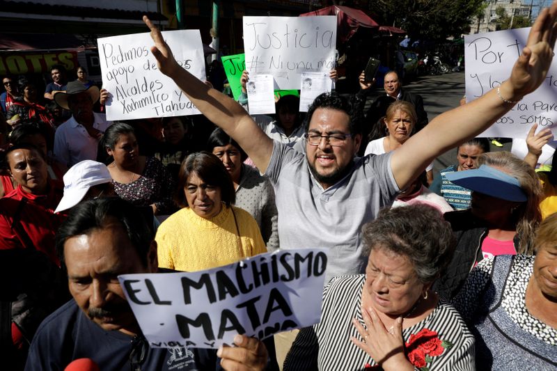 Docenas de personas protestaron afuera de la escuela de la menor (Foto: Reuters/Luis Cortes)