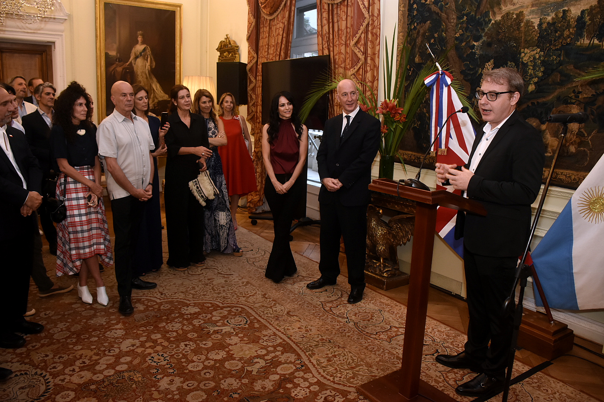 Axel Kuschevatzky durante la presentación en la Residencia del embajador británico. Los títulos de Infinity Hill incluyen The Doorman, una película dirigida por el japonés Ryûhei Kitamura y protagonizada por Ruby Rose y Jean Reno