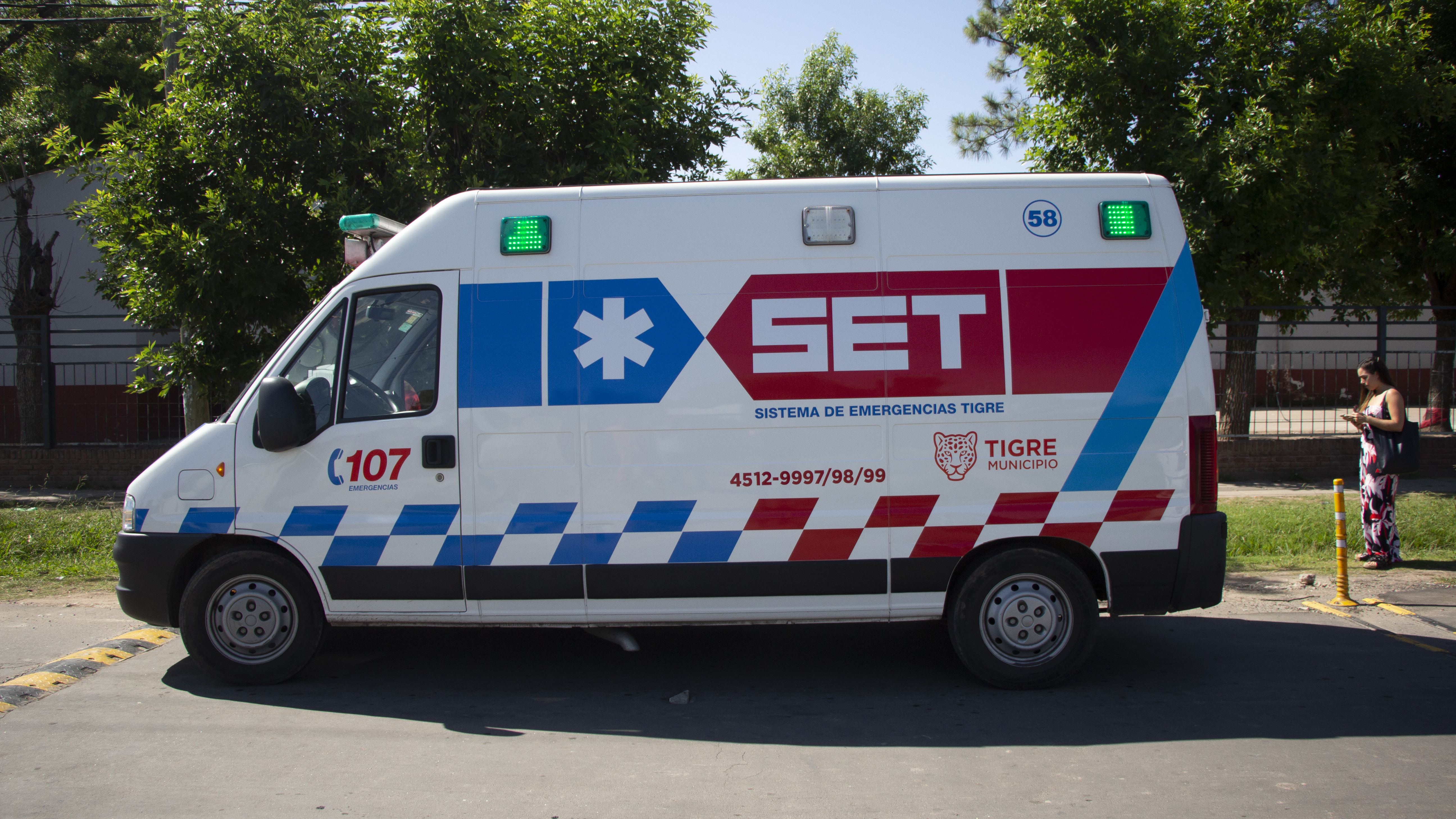 En una de las puertas laterales de la escuela se instalaron dos ambulancias. Al menos seis médicos atendieron a los familiares que se fueron acercando al lugar (Thomas Khazki)