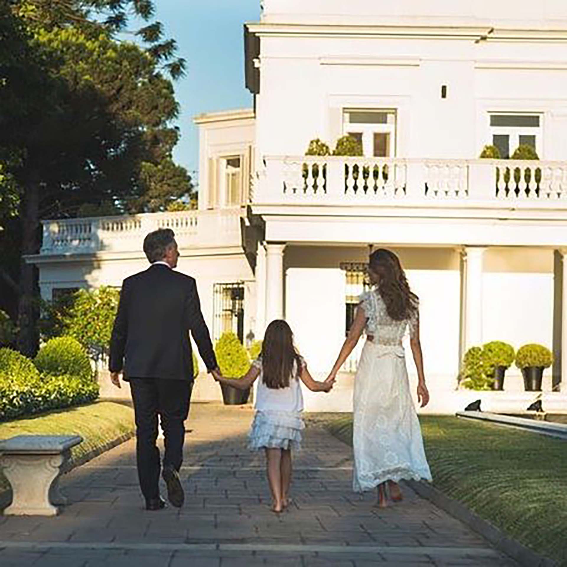 Mauricio Macri, Antonia Macri y Juliana Awada en uno de los patios de la Quinta presidencial de Olivos (@juliana.awada)