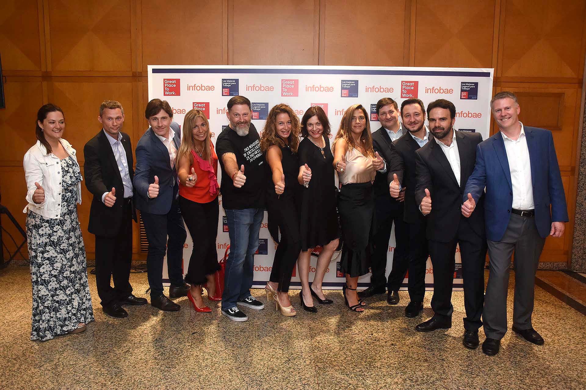 El equipo de SANTANDER - Sergio Lew, CEO; Verónica Climent, directora de RRHH; Adrián Elstner, gerente de experiencia de empleados y desarrollo; Adriana Moreyra, gerente de auditoría; Juan Cerruti, gerente de asuntos públicos y comunicaciones corporativas; Ana Magallanes, gerente de atención y desarrollo; Guillermo Barbosa, responsable de clima y bienestar; Diego Salama, gerente de tecnología; Silvia Tenazinha, gerente comercial; Guillermo Zolezzi, gerente compensaciones; Matías Obiglio, responsable riesgos; Juan Carné, responsable de costos; Melina García Temperley, HRBP; Natalia Seilicovich, HRBP