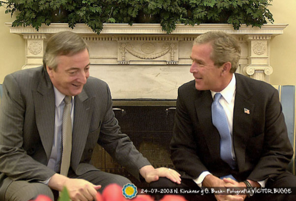 Néstor Kirchner mantuvo una relación pragmática con el FMI y con el gobierno de George W. Bush, hasta que canceló la deuda y se alineó con Hugo Chávez, pero nunca dejó de pagarle al organismo