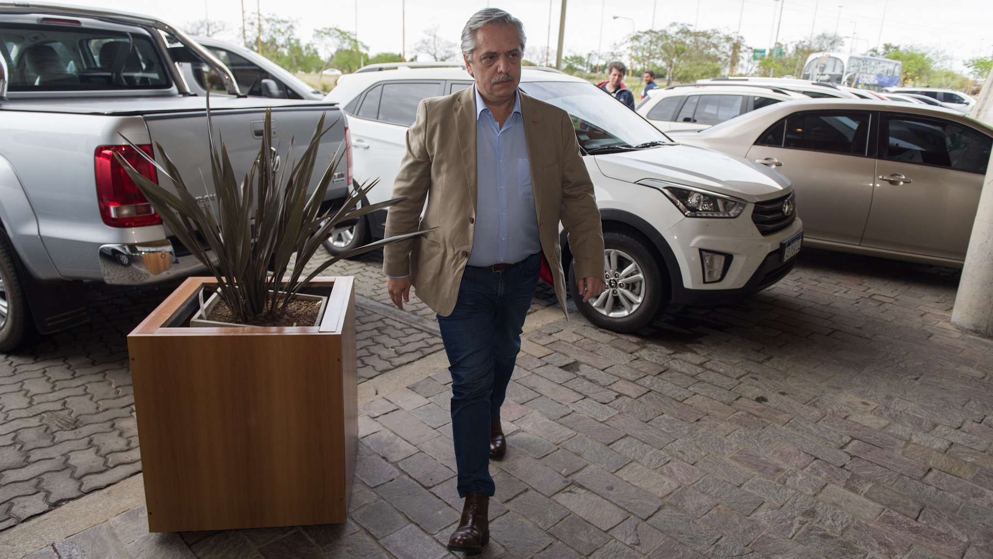 Alberto Fernández llegando al hotel