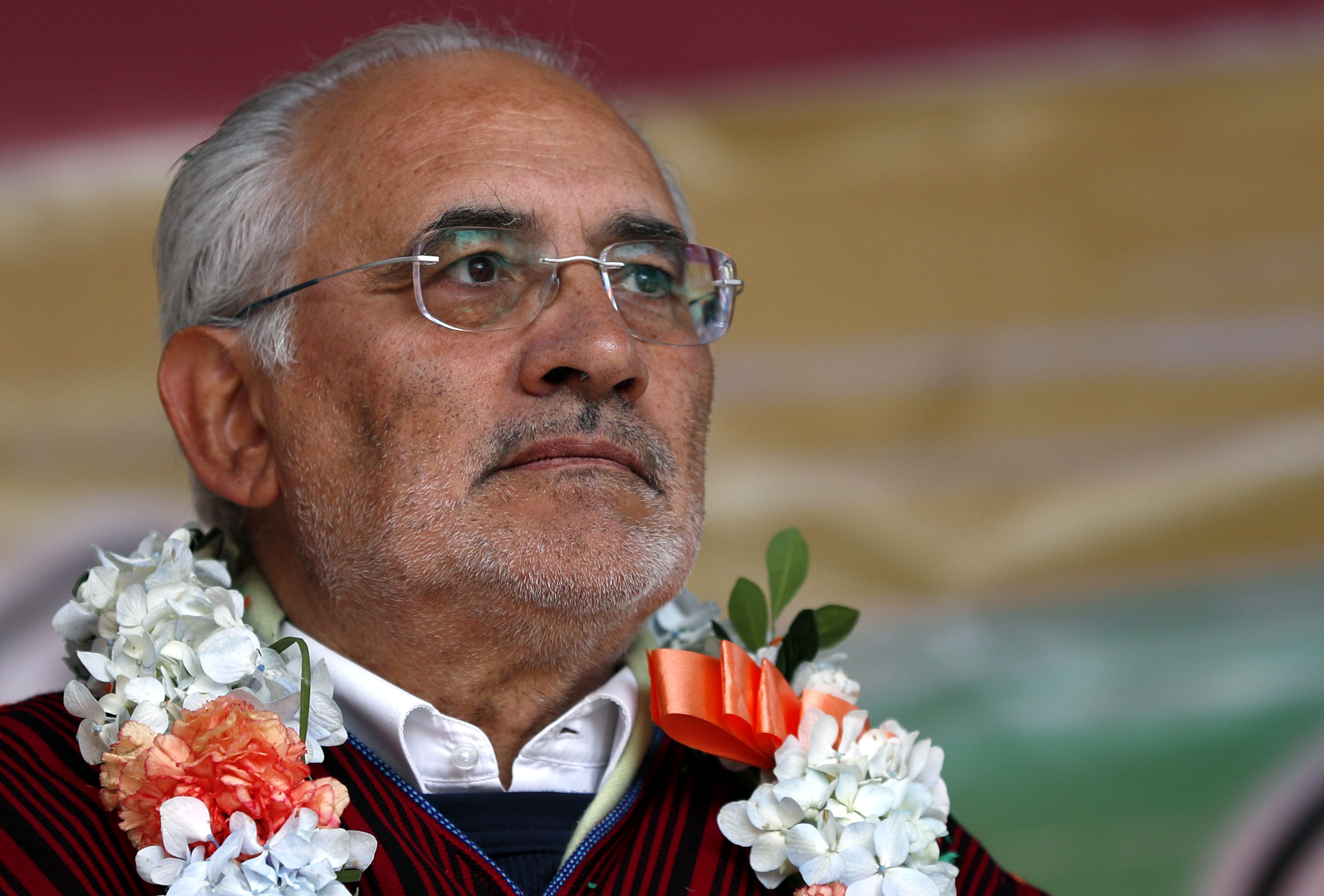 En esta foto de archivo del 5 de octubre de 2019, el candidato presidencial de la oposición, el expresidente Carlos Mesa, mira a sus partidarios durante un mitin de campaña en El Alto, Bolivia. Mesa es uno de los ocho candidatos que se postulan para la contienda presidencial del 3 de mayo. (Foto AP/Juan Karita)