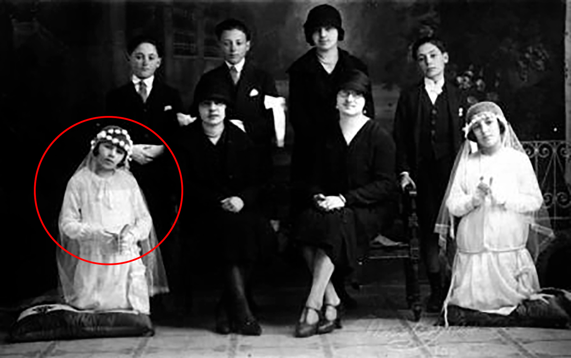 Eva Duarte (izq) en su comunión, en 1926. La familia permaneció en Junín hasta 1935. Su casa, ubicada en Roque Vázquez, se conserva aún hoy. En esa ciudad se consolidó su faceta artística. En su autobiografía “La razón de mi vida” cuenta: “Siendo una chiquilla, siempre deseaba declamar. Era como si quisiese decir siempre algo a los demás, algo grande, que yo sentía en lo más hondo de mi corazón” 
