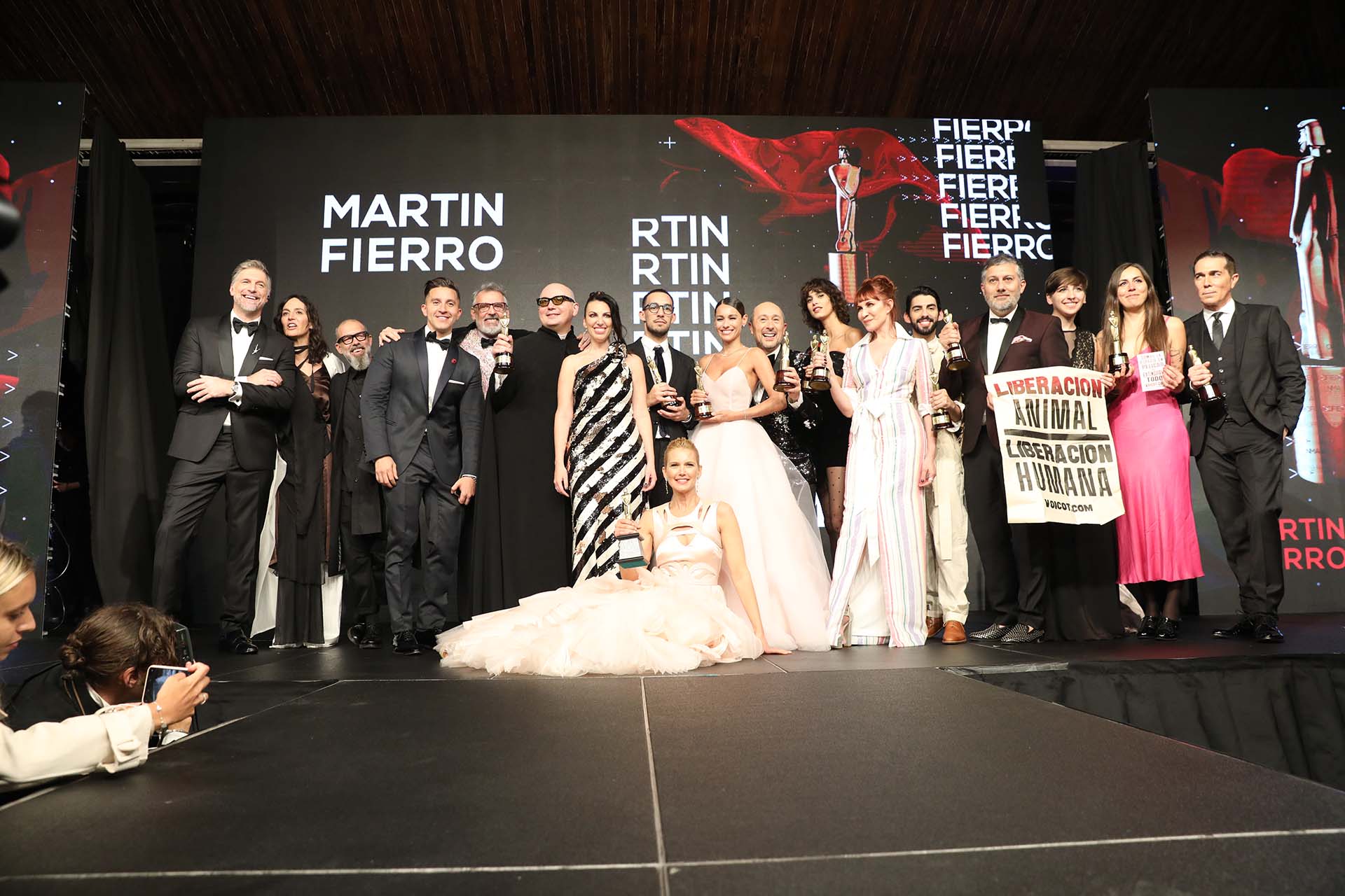 ¡Fin de fiesta para una noche inolvidable para la moda argentina! Broche de oro sobre el escenario del Tatersall para todos los premiados,